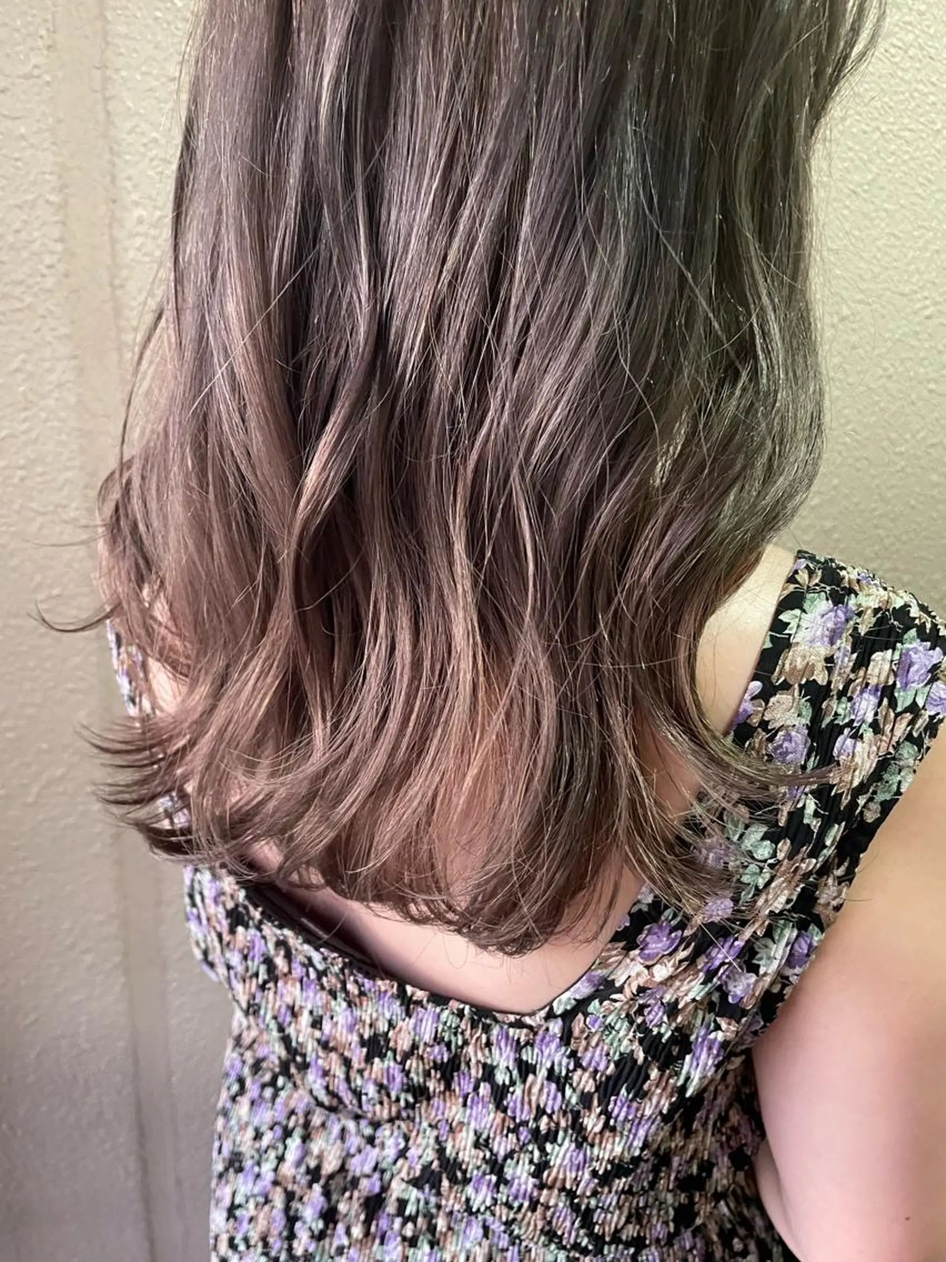 セミロング カラー ブリーチ グレージュ ラベンダーカラー ラベンダーグレージュ ラベンダーグレー ヘアカラー トリートメント サダハルカ ｜chouetteのヘアスタイル
