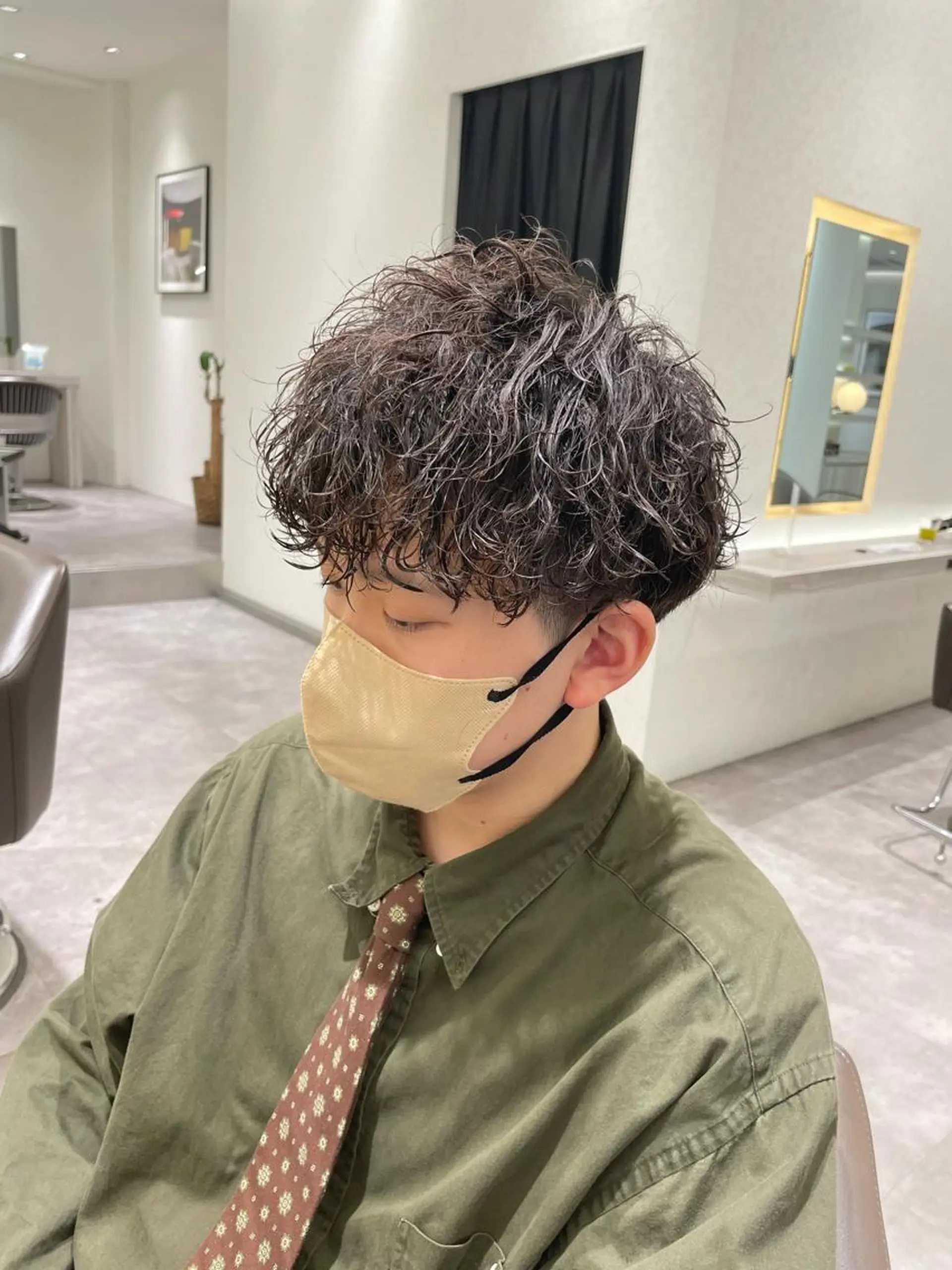 ショート パーマ メンズ メンズブリーチ メンズハイライト メンズメッシュ メンズパーマ メンズツイストパーマ カット パーマ メンズ特化店長✨ 9/9空き◎岡本一真のヘアスタイル