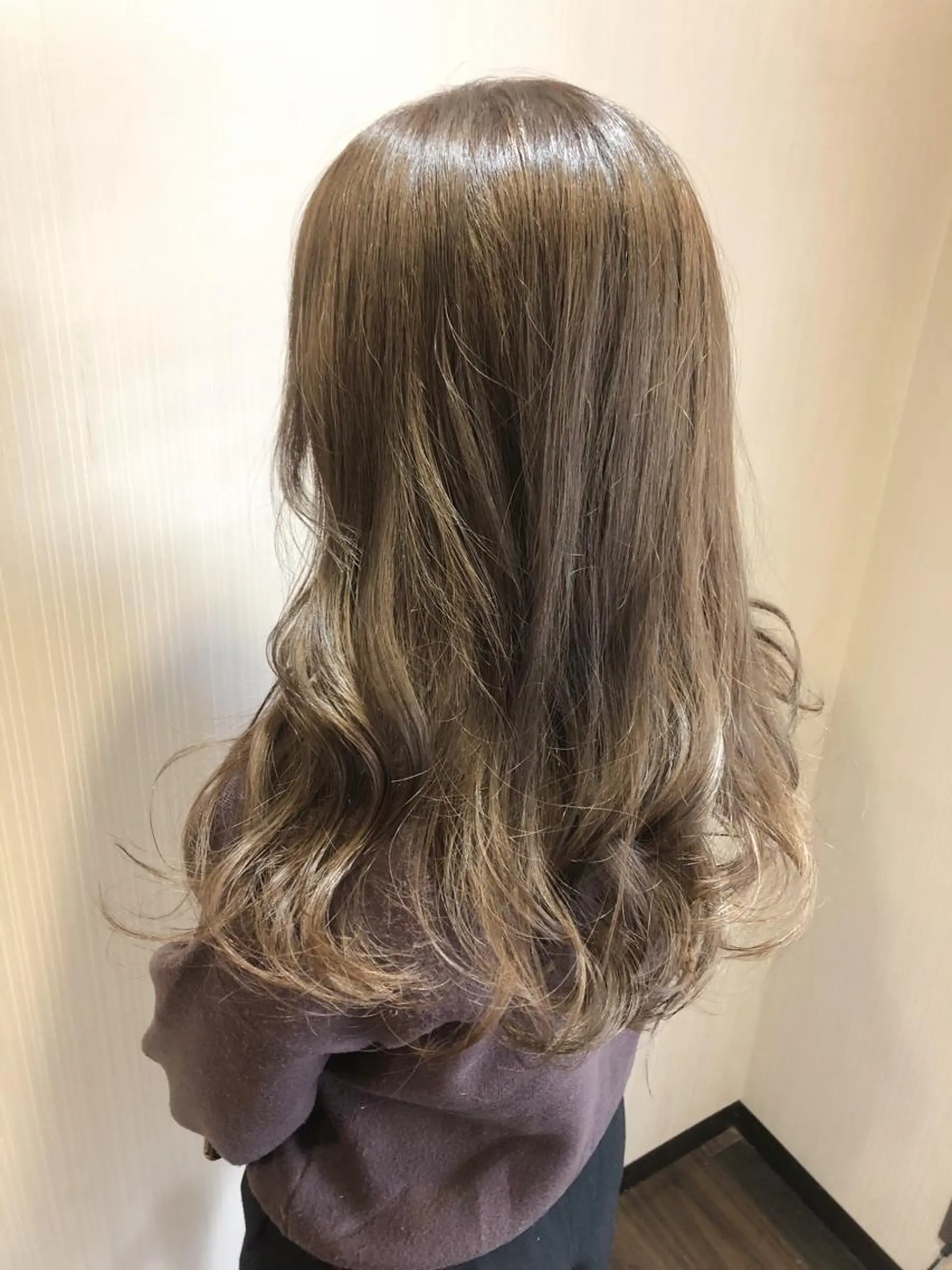ロング カラー ベージュカラー ミルクティーベージュ 新井 友菜のヘアスタイル