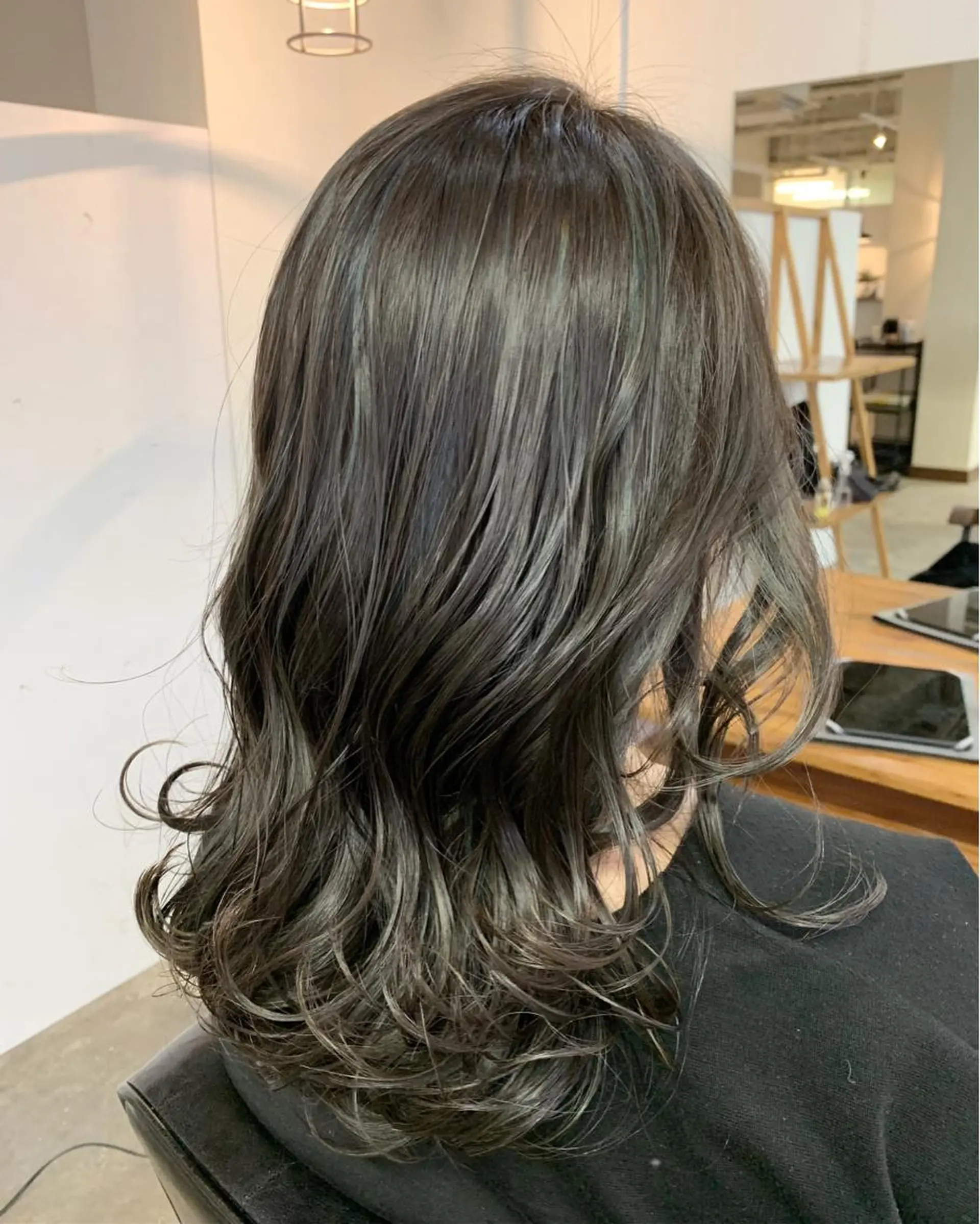 セミロング カラー ブルーカラー ブルージュ LEB所属・下河 宗太のヘアスタイル