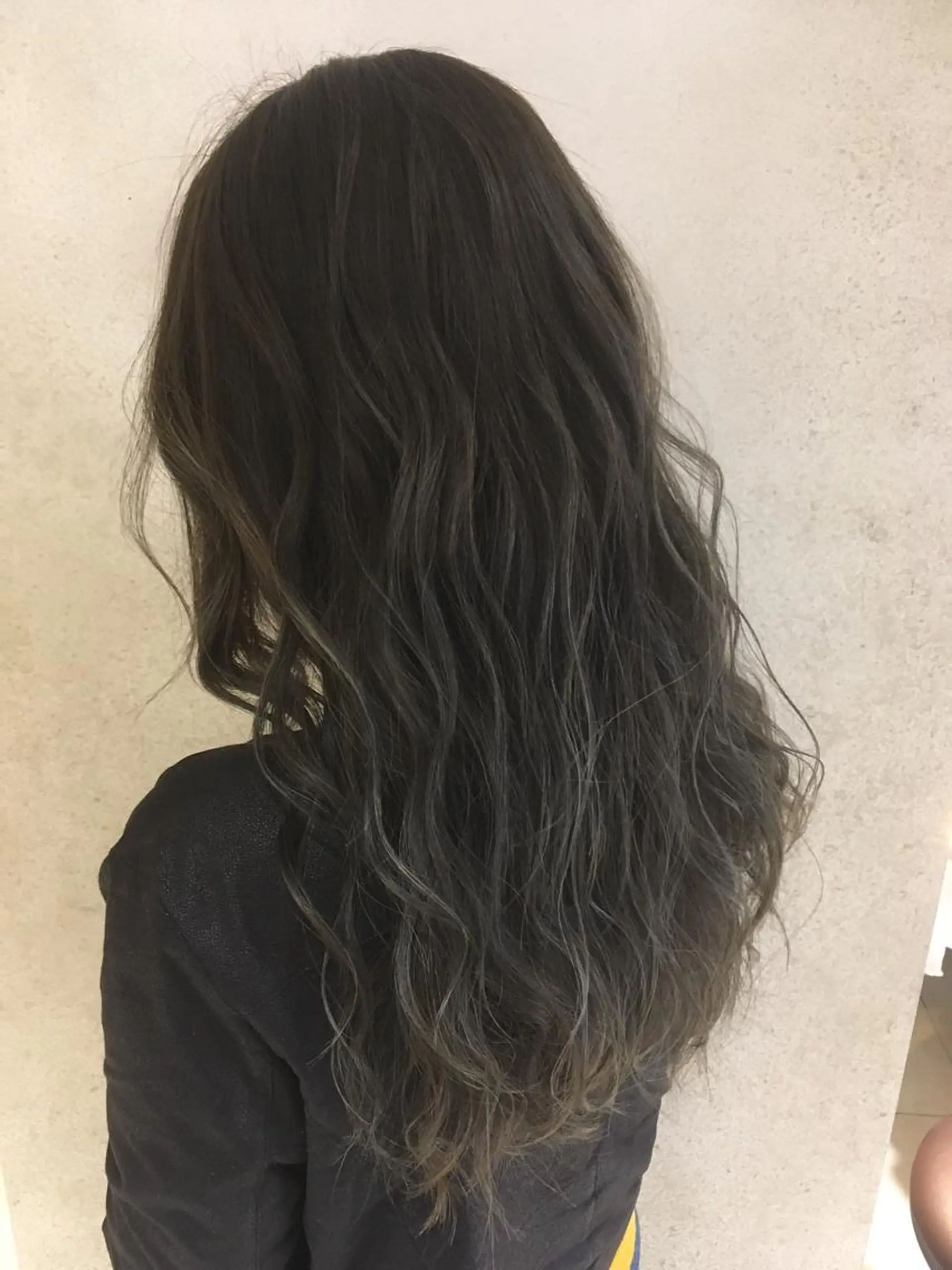 ロング カラー アッシュ アッシュグレー ハイライトカラー ハイライト カット ヘアカラー Homey Kyoto所属・吉村 絢乃のヘアスタイル