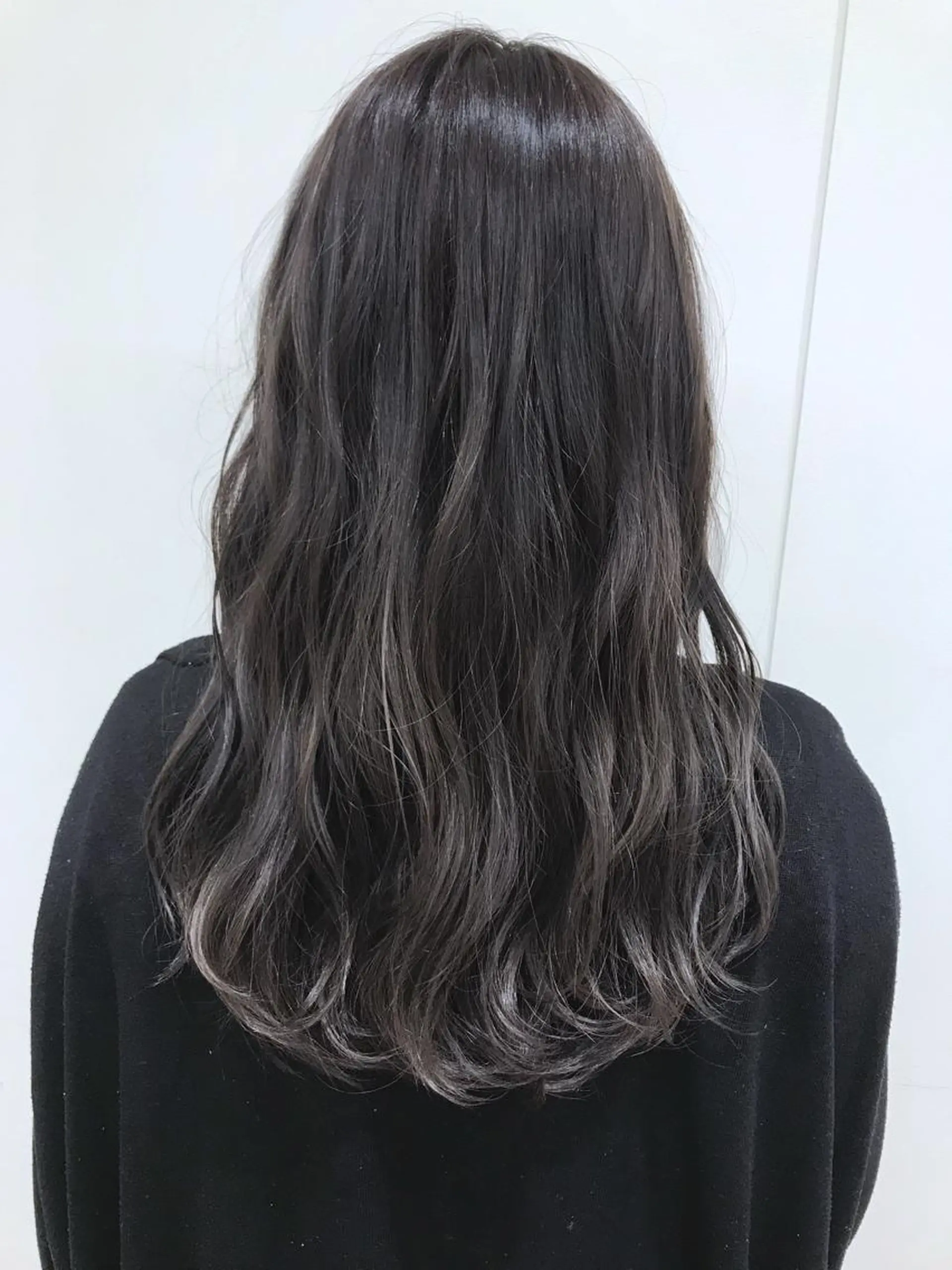 セミロング カラー 透明感カラー グレージュ ハイライトカラー ハイライト ケアブリーチ 坪井佑樹のヘアスタイル