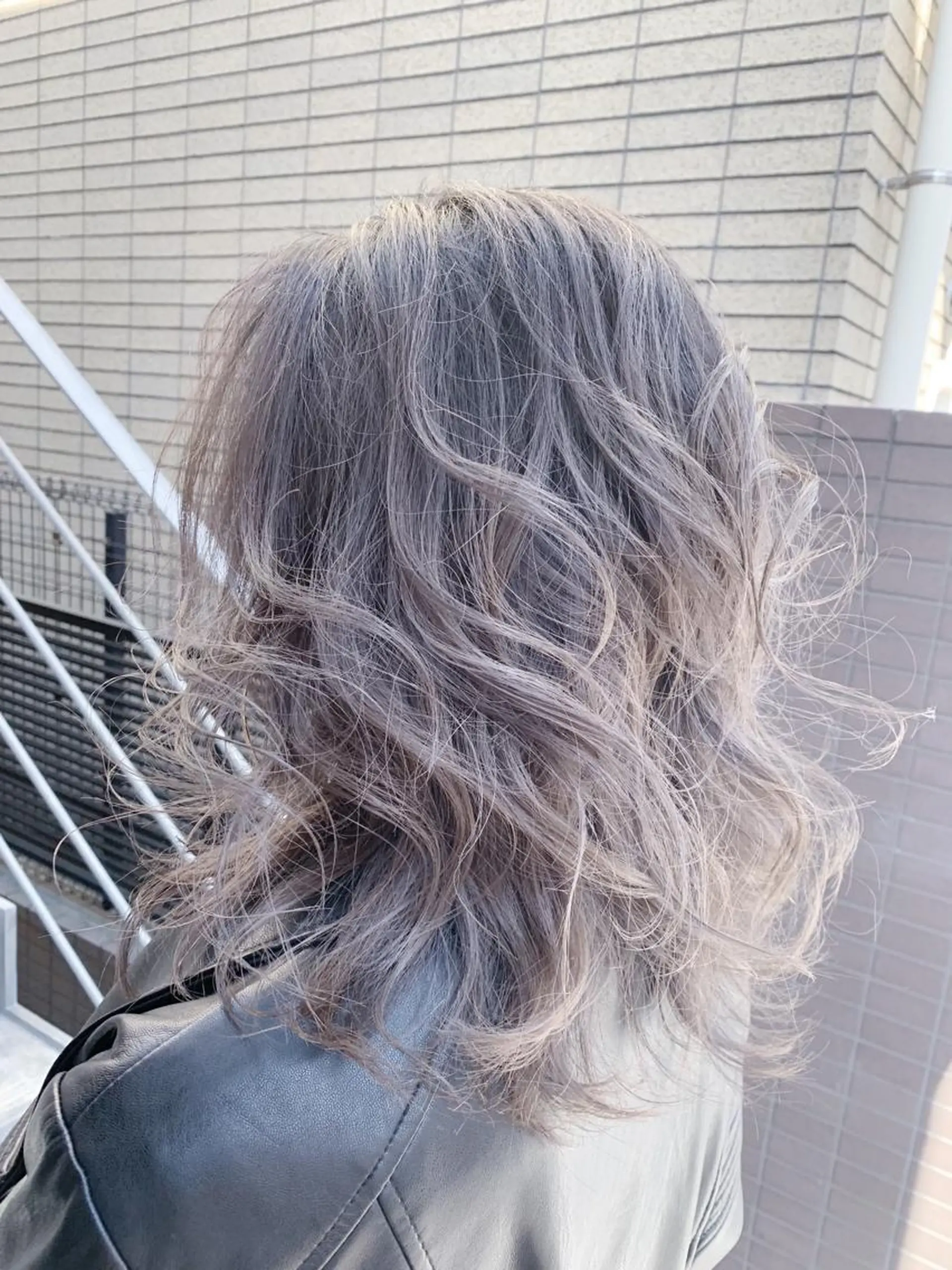 ミディアム カラー シルバー DUMBO所属・【完全マンツー 恵比寿】佐藤 翔のヘアスタイル