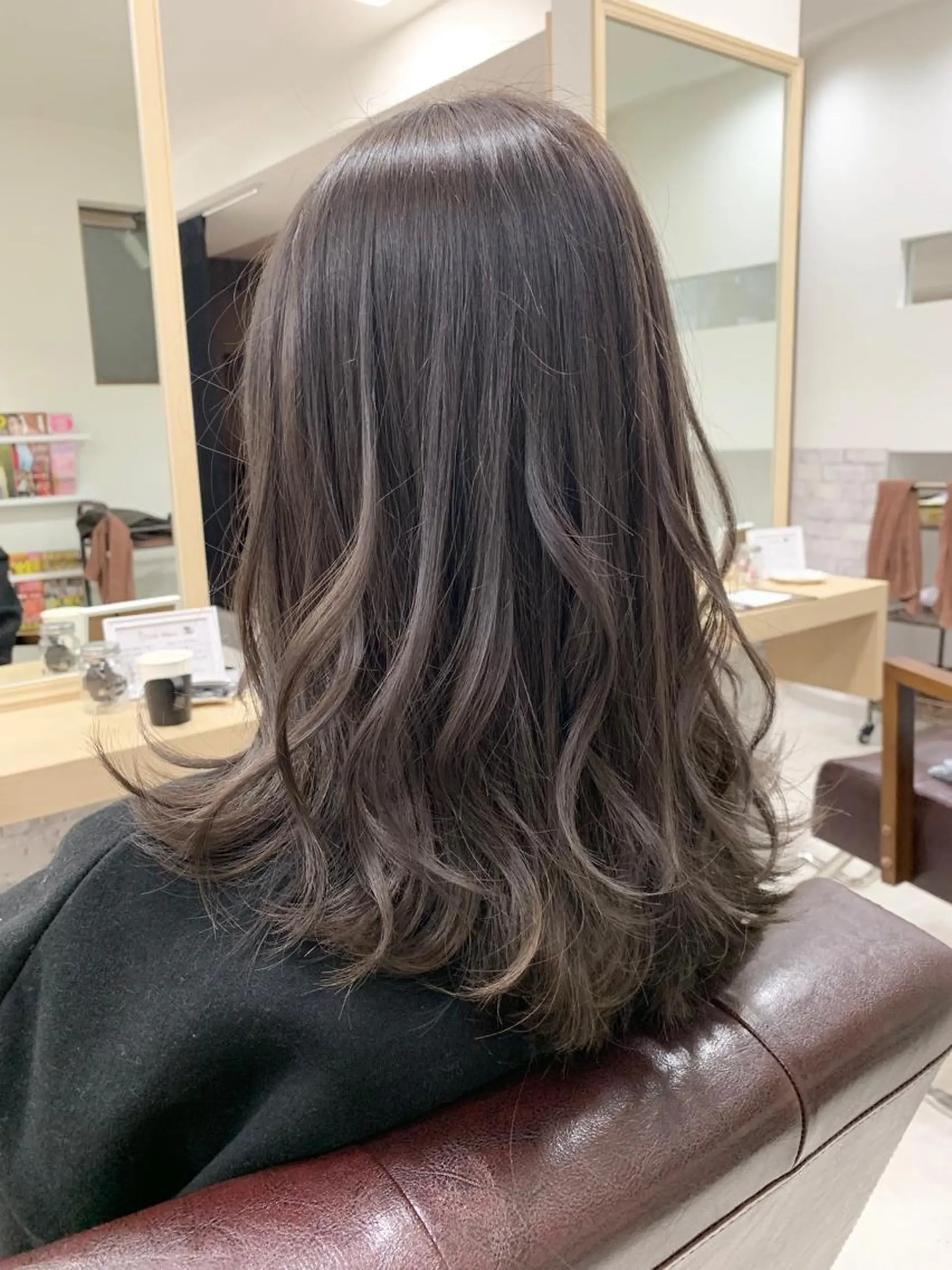 セミロング カラー ブラウンカラー Zina 難波所属・YUDA 湯田のヘアスタイル