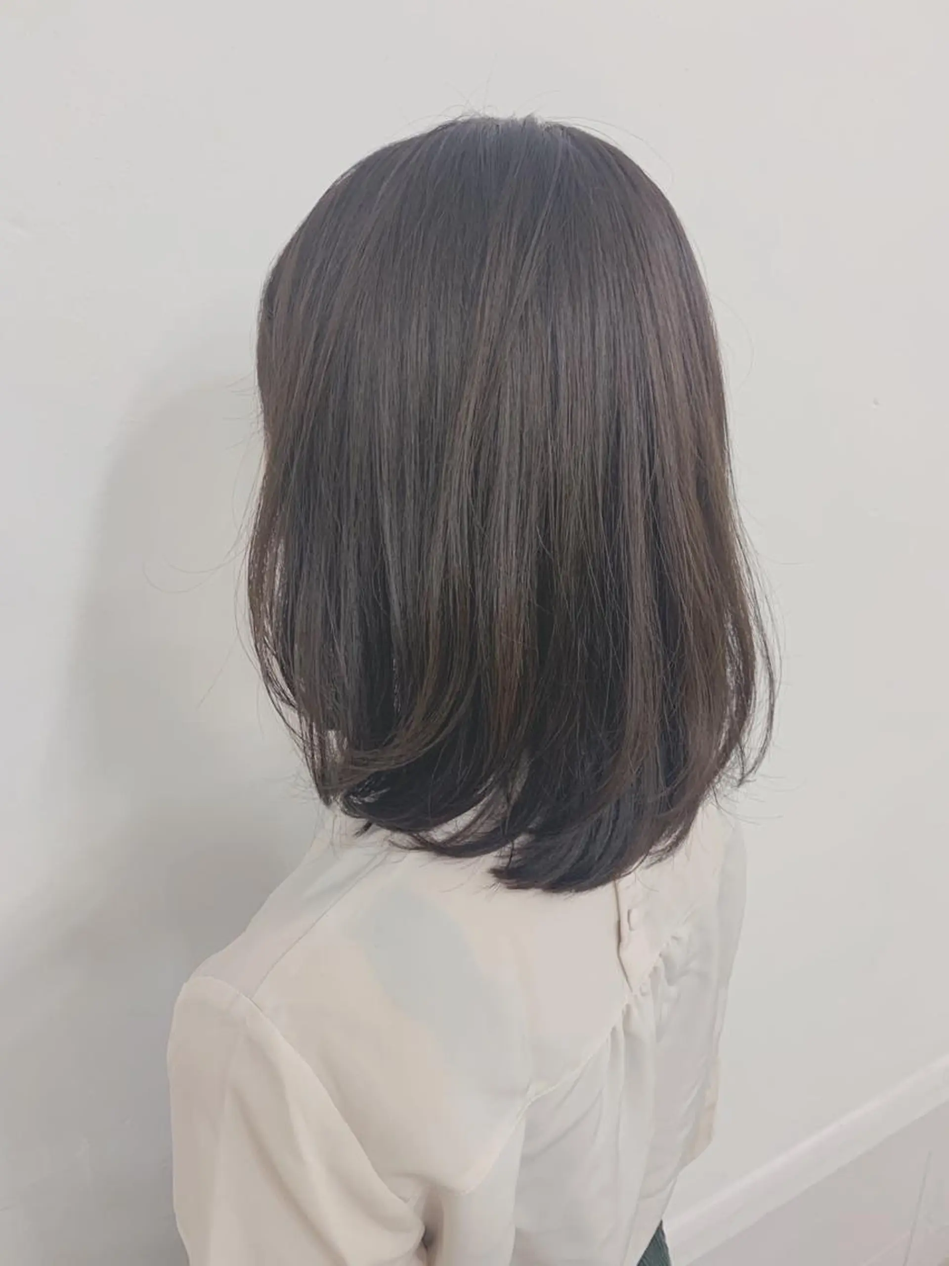 ミディアム カラー アッシュ ベージュカラー 透明感カラー カット ヘアカラー chama レイヤーカットのヘアスタイル