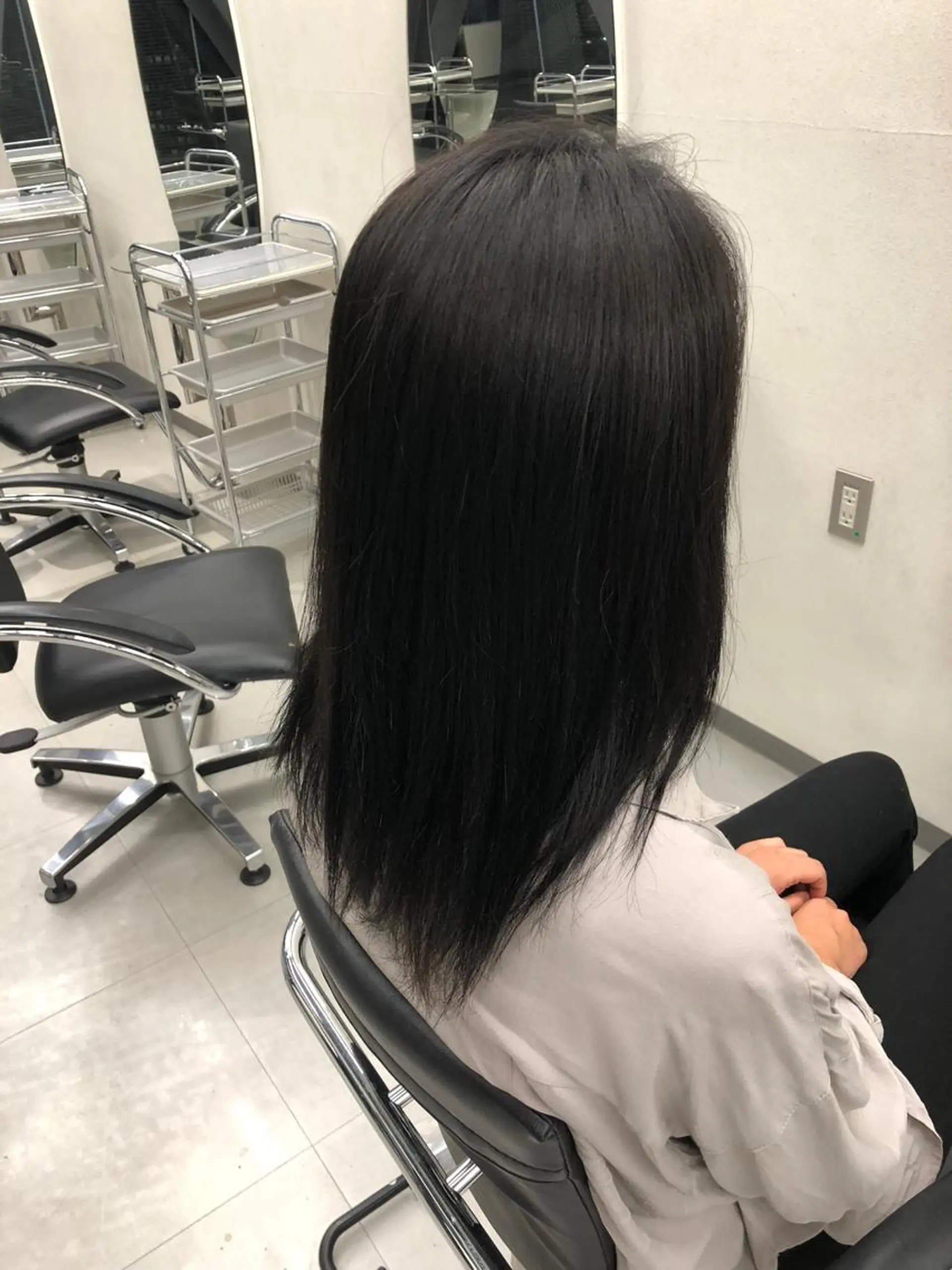 カラー 黒髪 ブルーカラー ブルーブラック 人気のレイヤーカット TAROのヘアスタイル