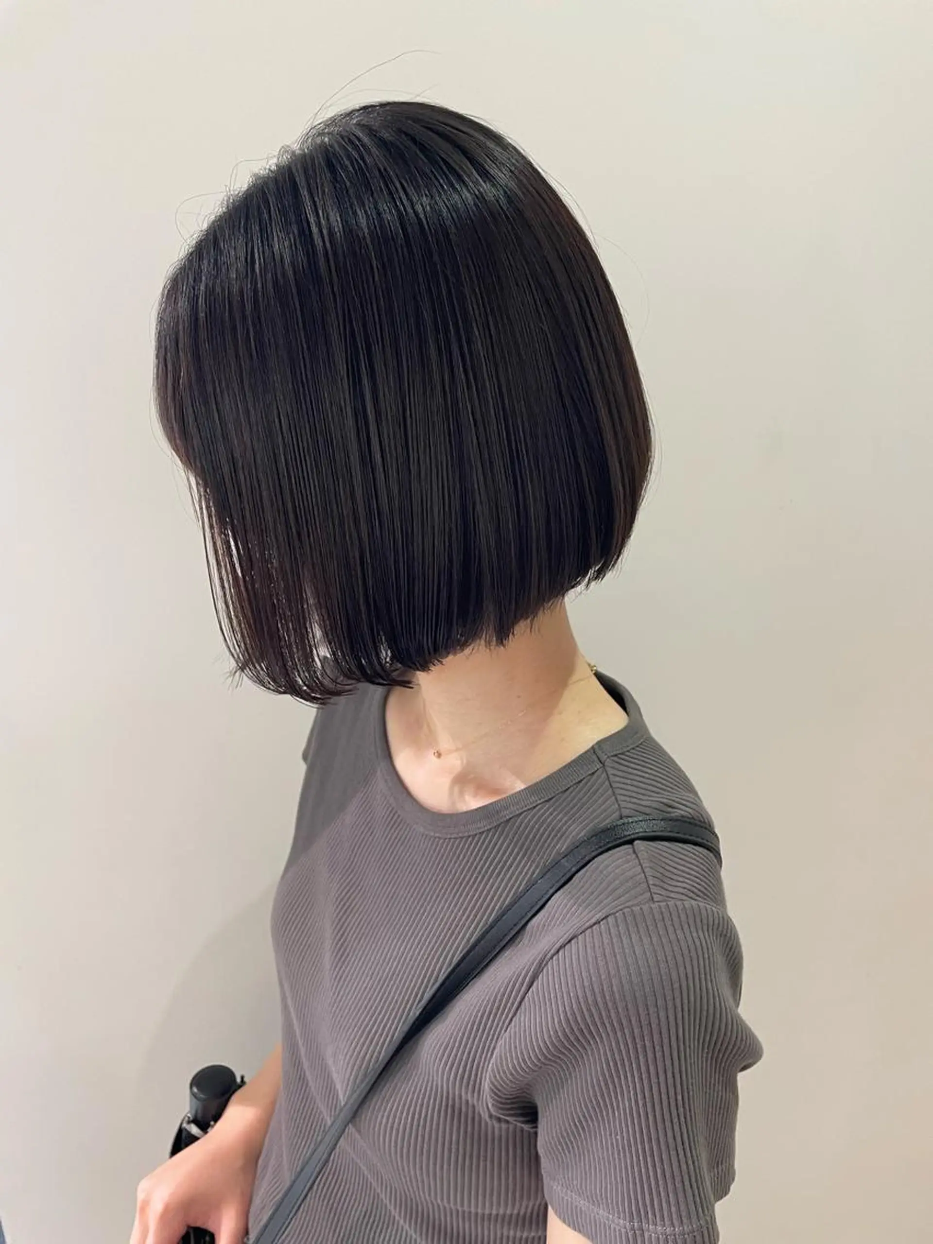 ミディアム カラー ヘアカラー トリートメント MIU/ルーツカラー ボブ/顔周りレイヤーのヘアスタイル