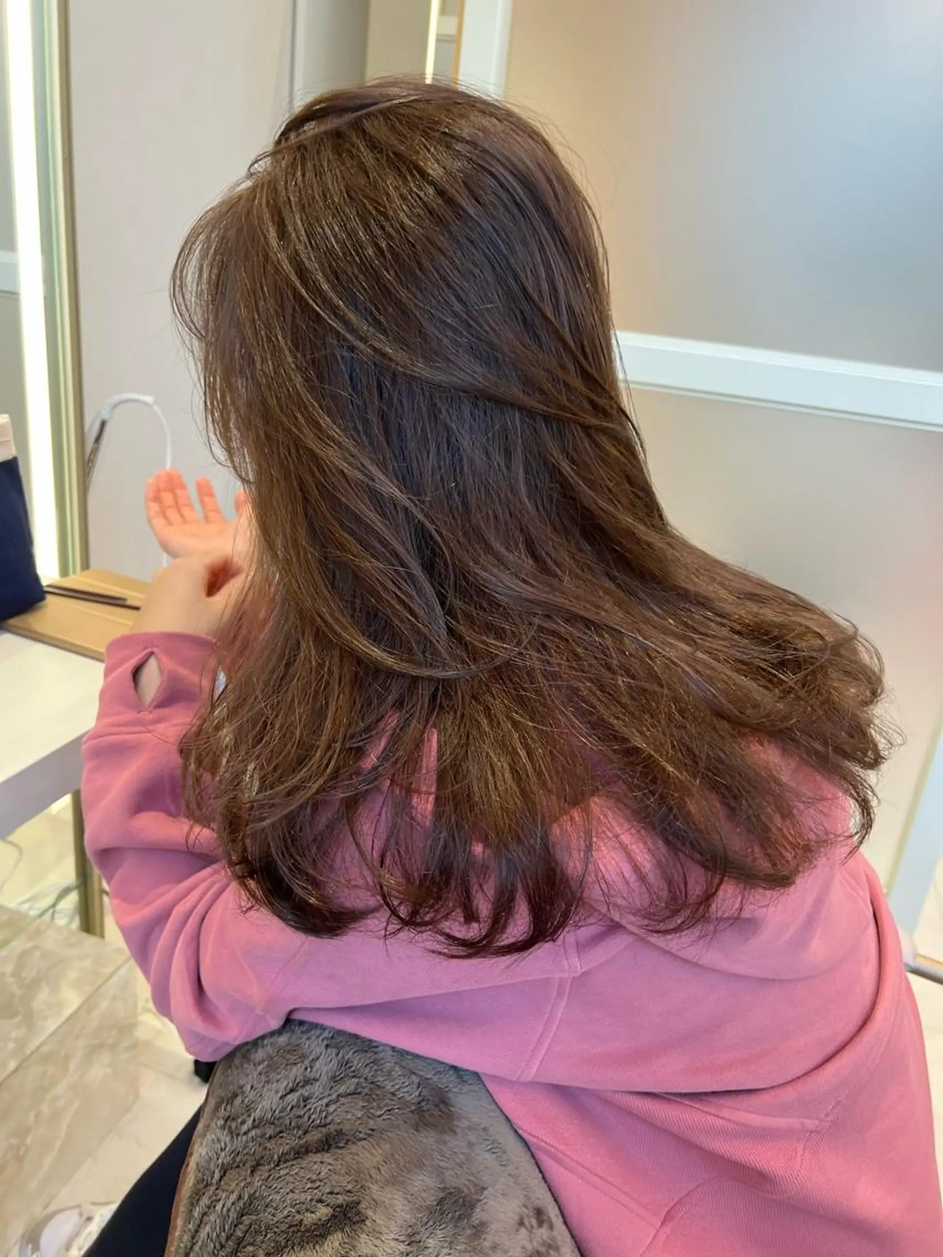 ロング カラー 切りっぱなしボブ ブリーチ グレージュ イルミナカラー インナーカラー カット ヘアカラー トリートメント ニュアンスレイヤー ハイトーンカラーのヘアスタイル