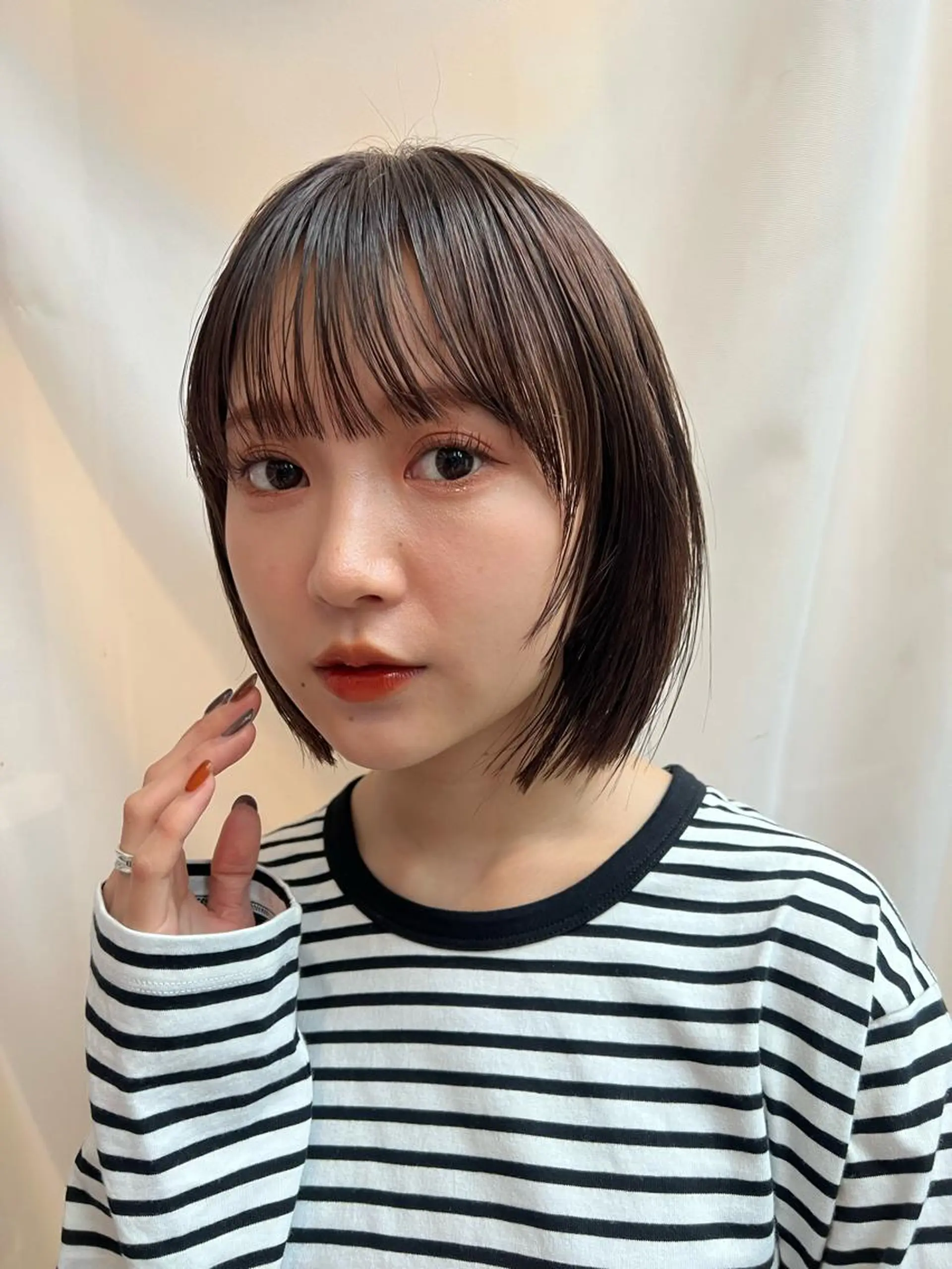 ショート カラー 切りっぱなしボブ 前下がりボブ ブリーチ グレージュ イルミナカラー カット ヘアカラー トリートメント ニュアンスレイヤー ハイトーンカラーのヘアスタイル
