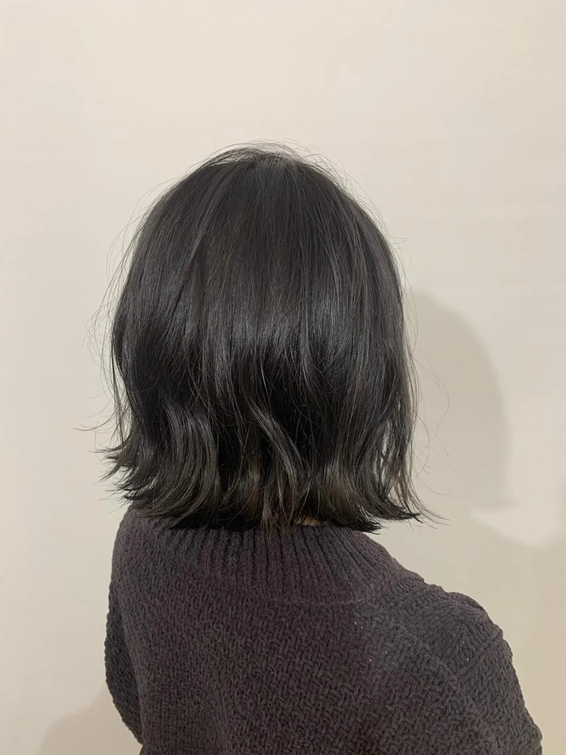 ミディアム カラー パーマ ヘアアレンジ 切りっぱなしボブ 黒髪 ブルーカラー ブルーブラック ボブ カット ヘアカラー トリートメント 加藤 綾華のヘアスタイル
