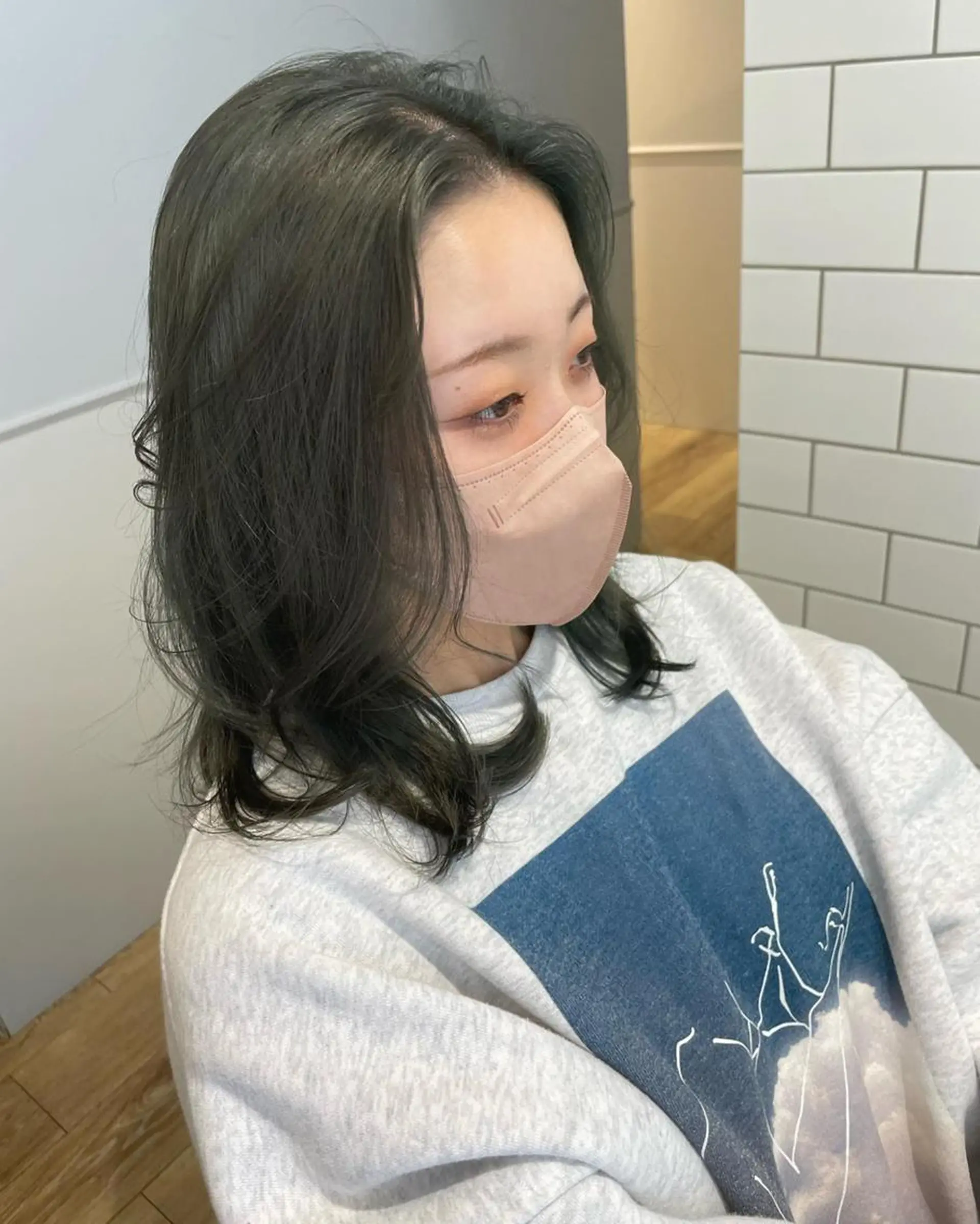 ミディアム カラー パーマ ヘアアレンジ メンズ キッズ ネイル マツエク・マツパ メンズブリーチ ブリーチ グレージュ カーキグレージュ カラーマツエク 🫧垢抜けヘア🫧 SHIORIのヘアスタイル