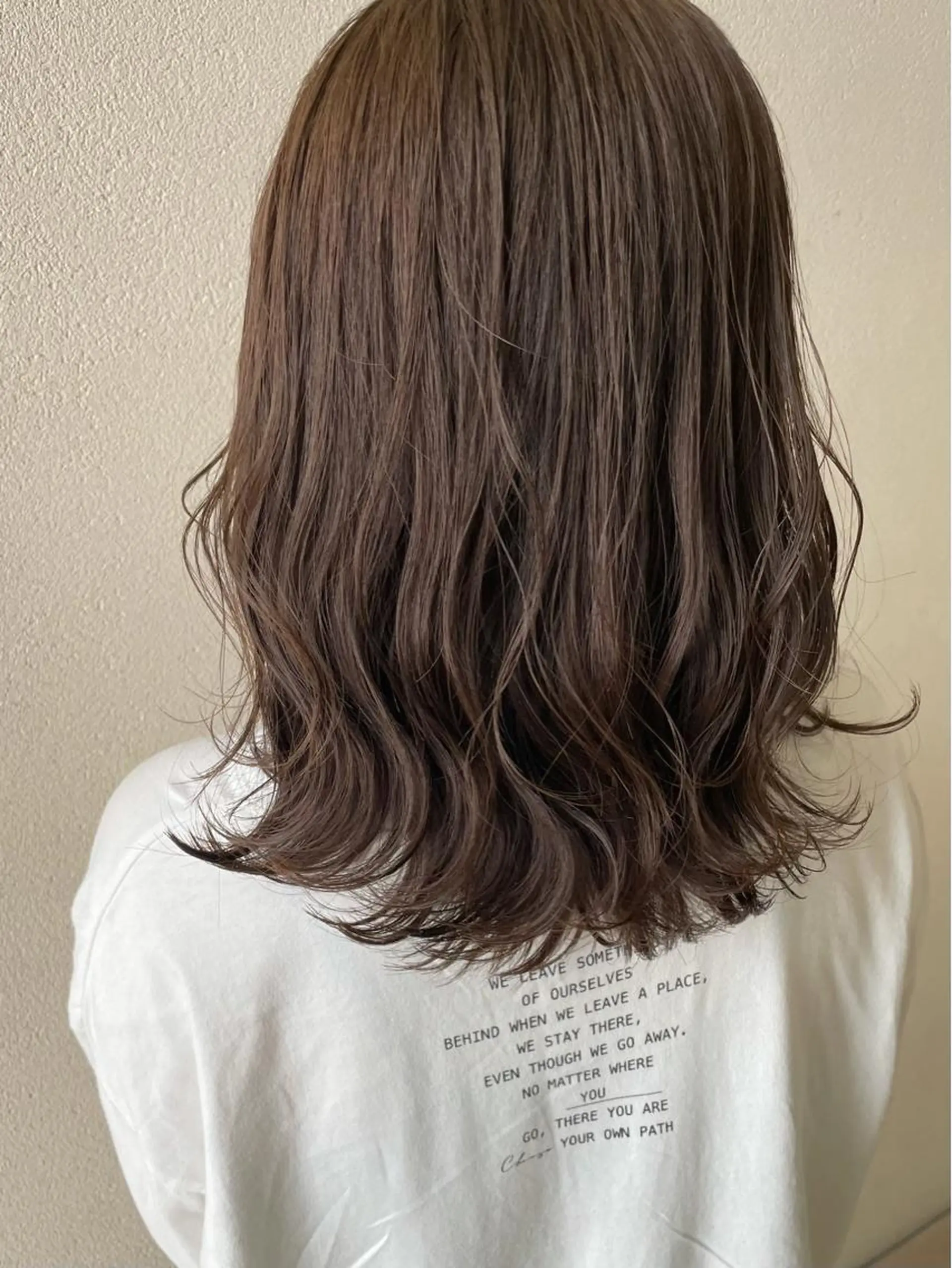ミディアム カラー アッシュ ベージュカラー レイヤーカット ローレイヤー 沢田 瞳のヘアスタイル