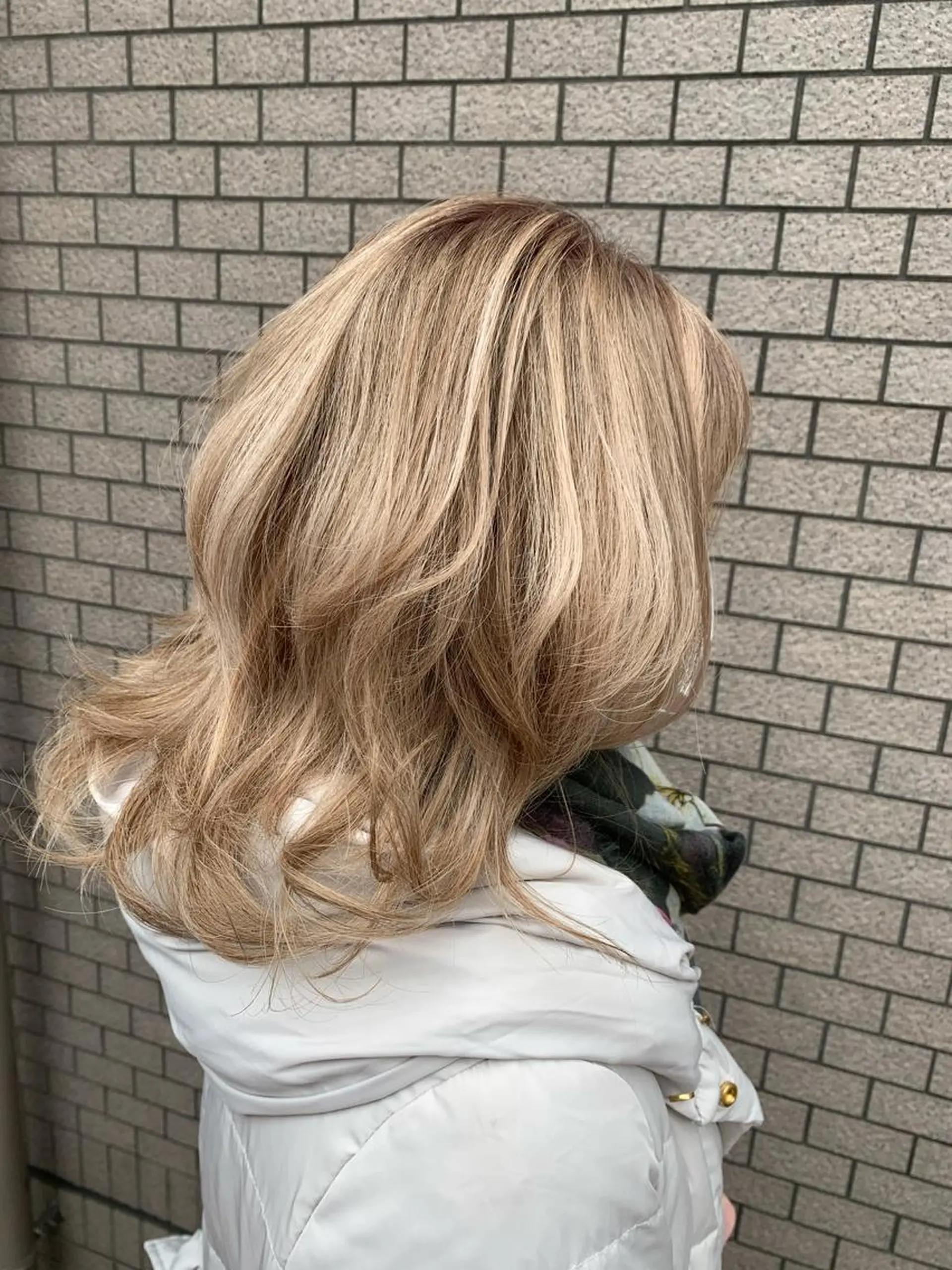 セミロング ハイライト 透明感ハイライト◎ 伊藤夏海のヘアスタイル