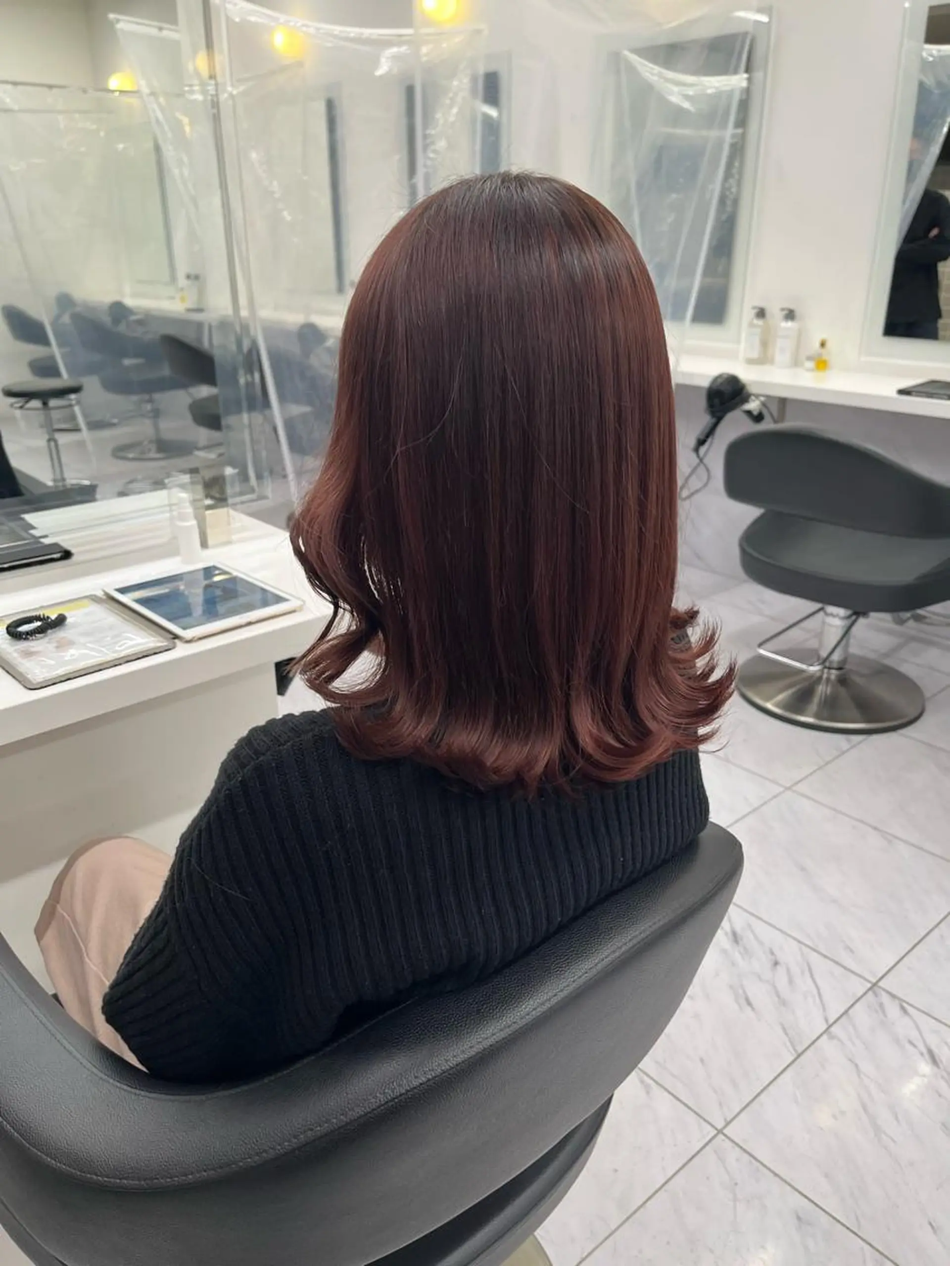 ミディアム カット ヘアカラー トリートメント ヘッドスパ ヘアセット 寒色＆ブリーチ特化 寒色MiOのヘアスタイル
