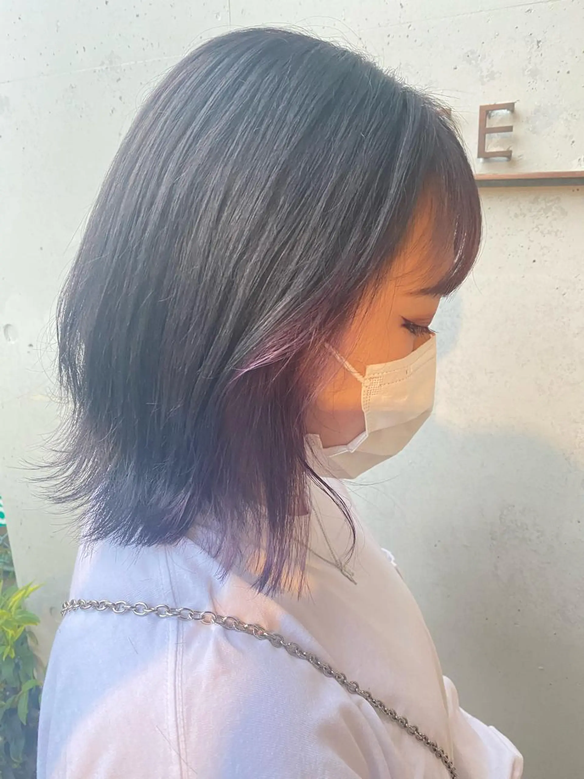 ミディアム カラー ブリーチ イヤリングカラー パープルカラー ヘアカラー エクステ／インナー カラー 礒野朱里のヘアスタイル