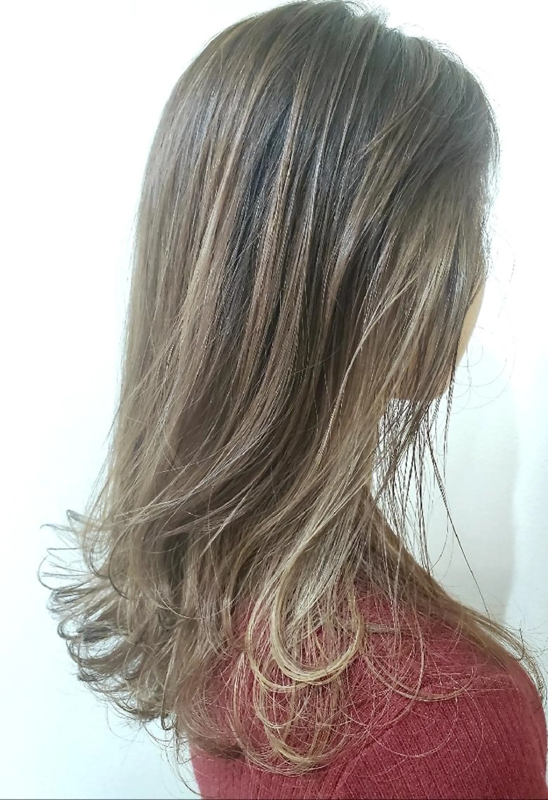 セミロング カラー マネージャー 西村優子のヘアスタイル