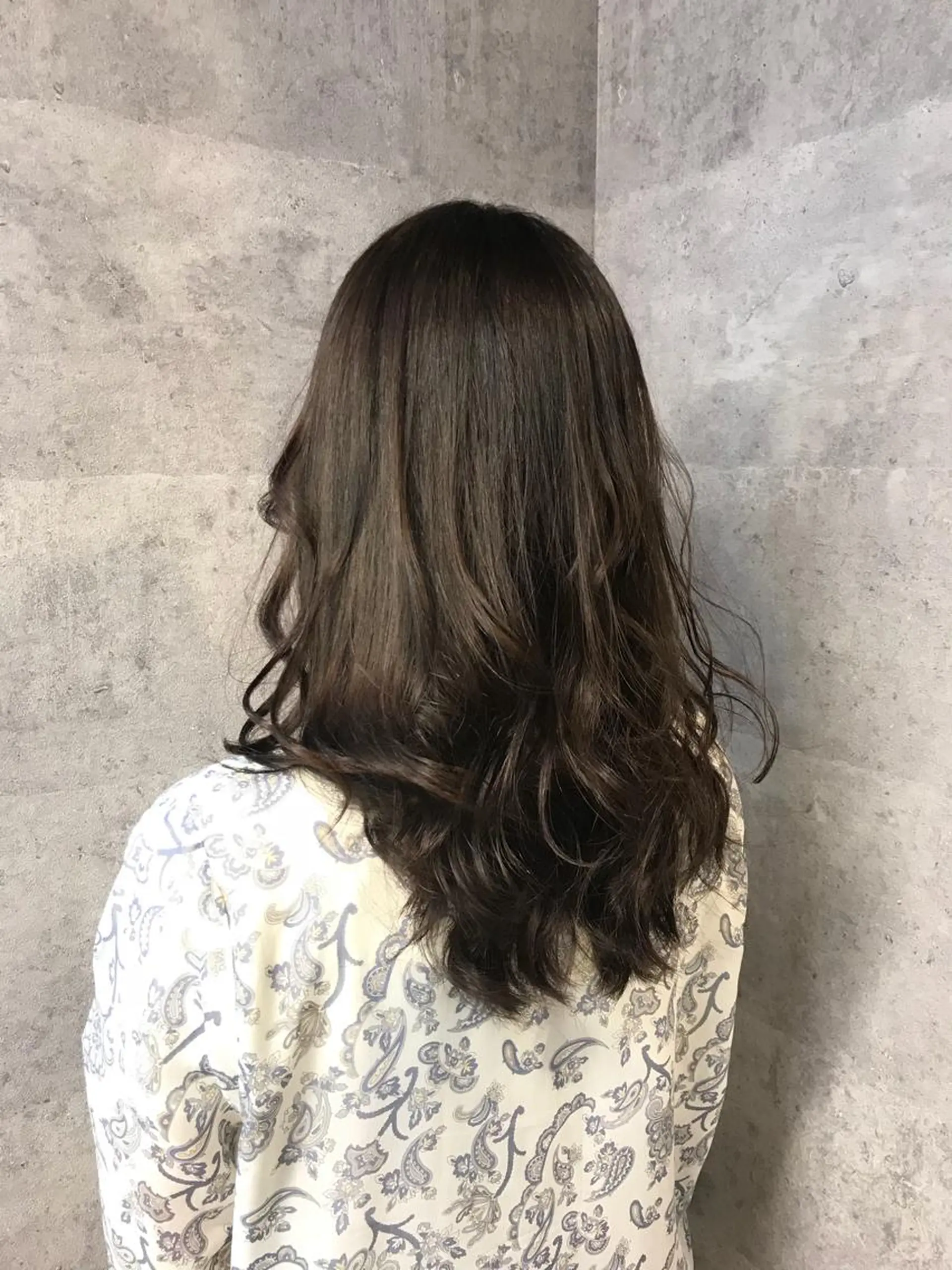 セミロング カラー ブリーチ グレージュ ブリーチなしカラー Chara Chalone所属・今野 美栄のヘアスタイル