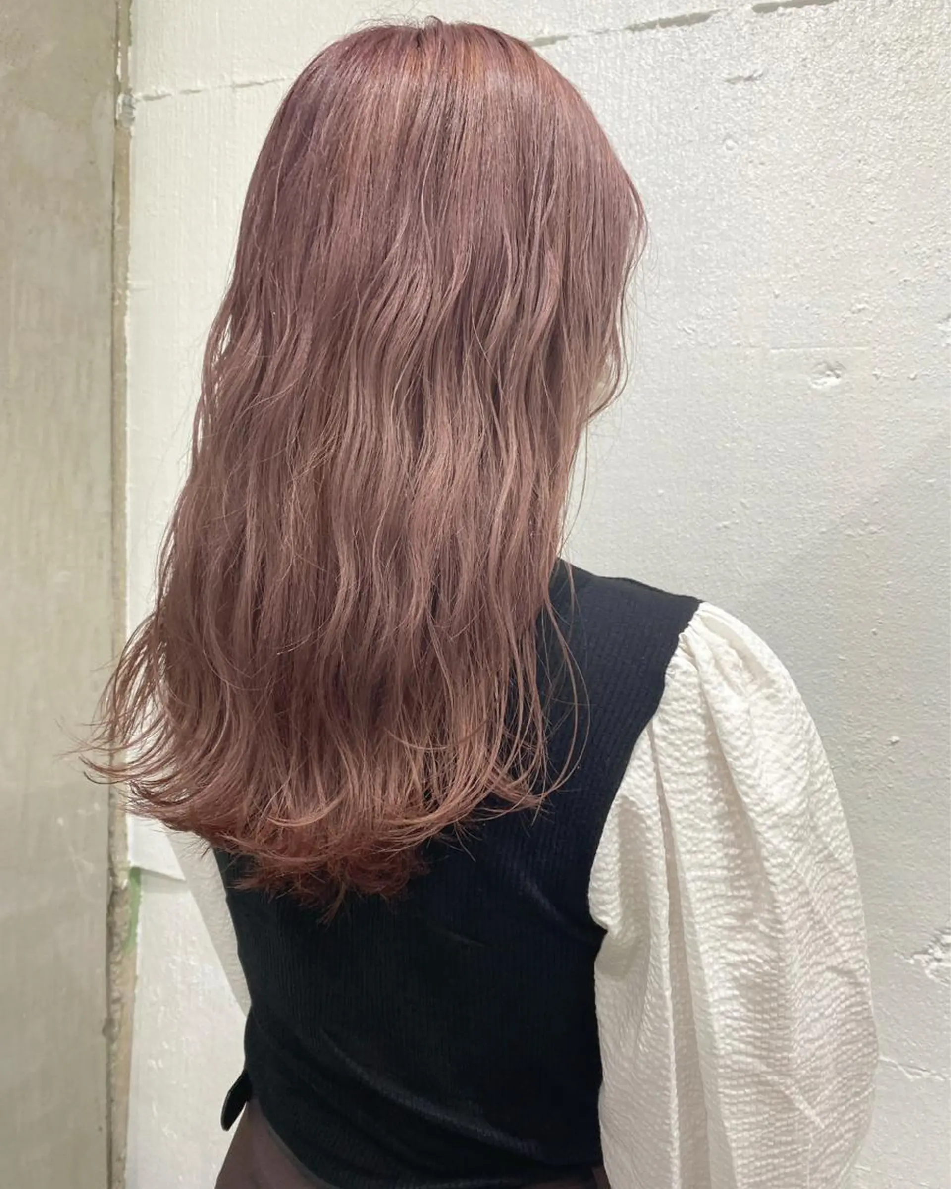 セミロング カラー ヘアアレンジ 切りっぱなしボブ セミロングパーマ アッシュ アッシュグレー バレイヤージュ 抜きっぱなしブロンド ササキカズマのヘアスタイル