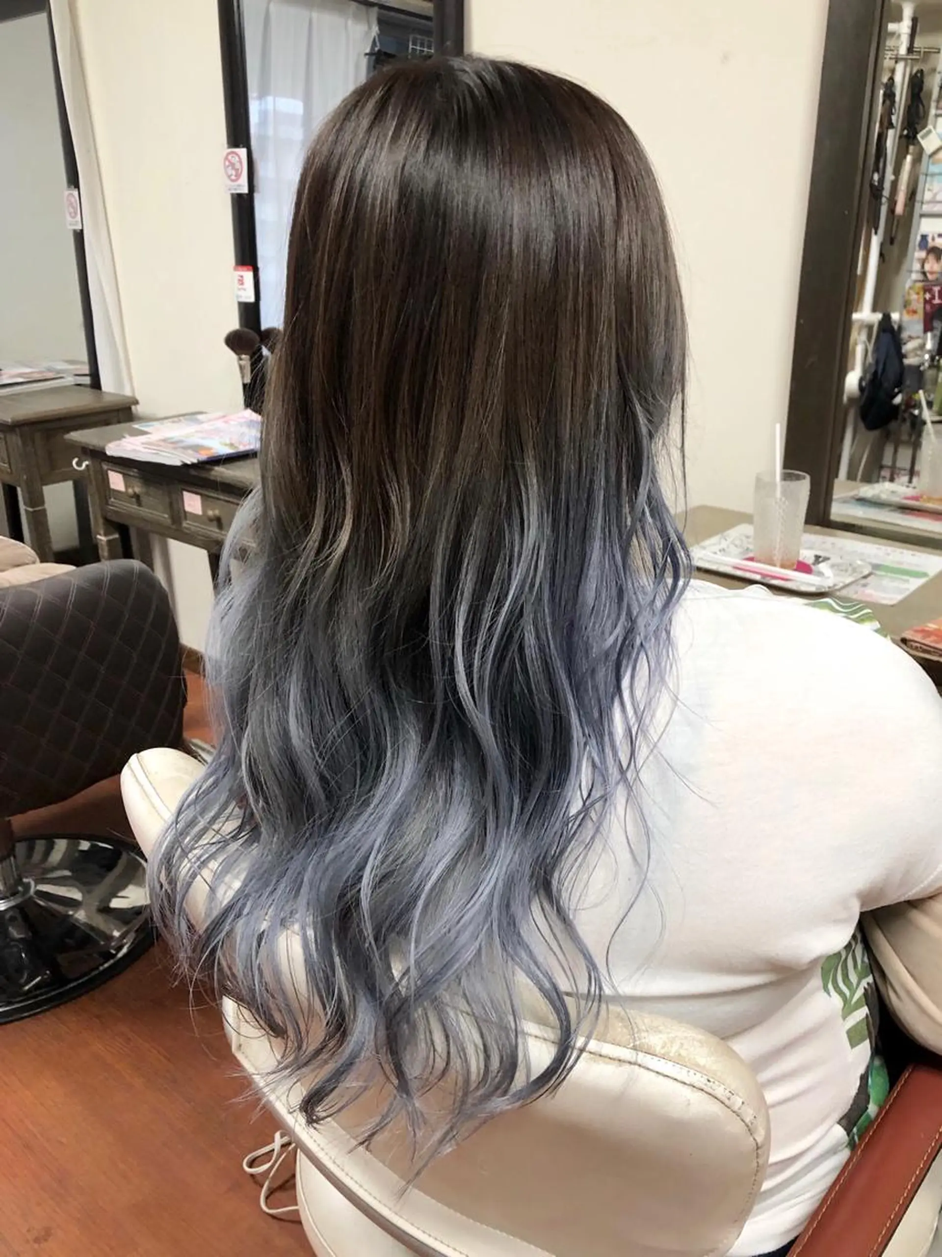 ロング カラー ブリーチ ブルーカラー ブルーグレー グラデーションカラー ヘアカラー トリートメント 是枝 さくらのヘアスタイル