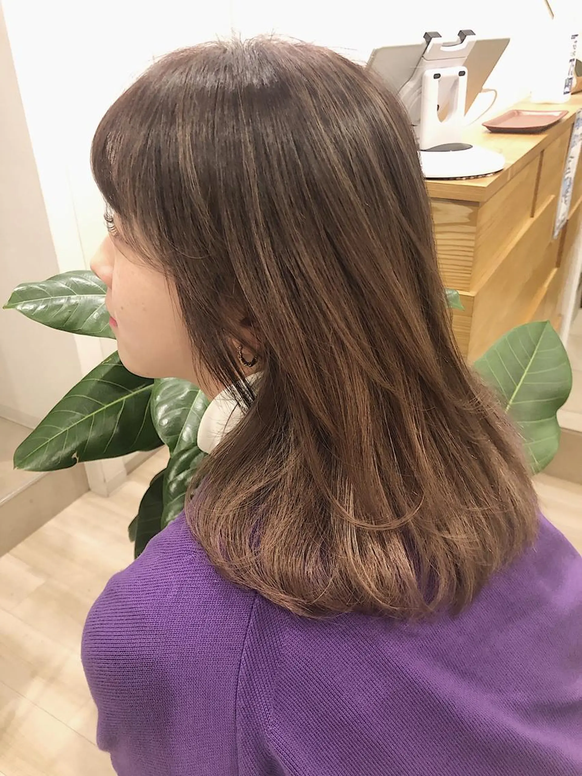 セミロング カラー パーマ ヘアアレンジ バレイヤージュ ベージュカラー ブリーチ ミルクティーベージュ レイヤーカット カット ヘアカラー トリートメント 【ツヤ髪美容師】 ツダケイスケのヘアスタイル
