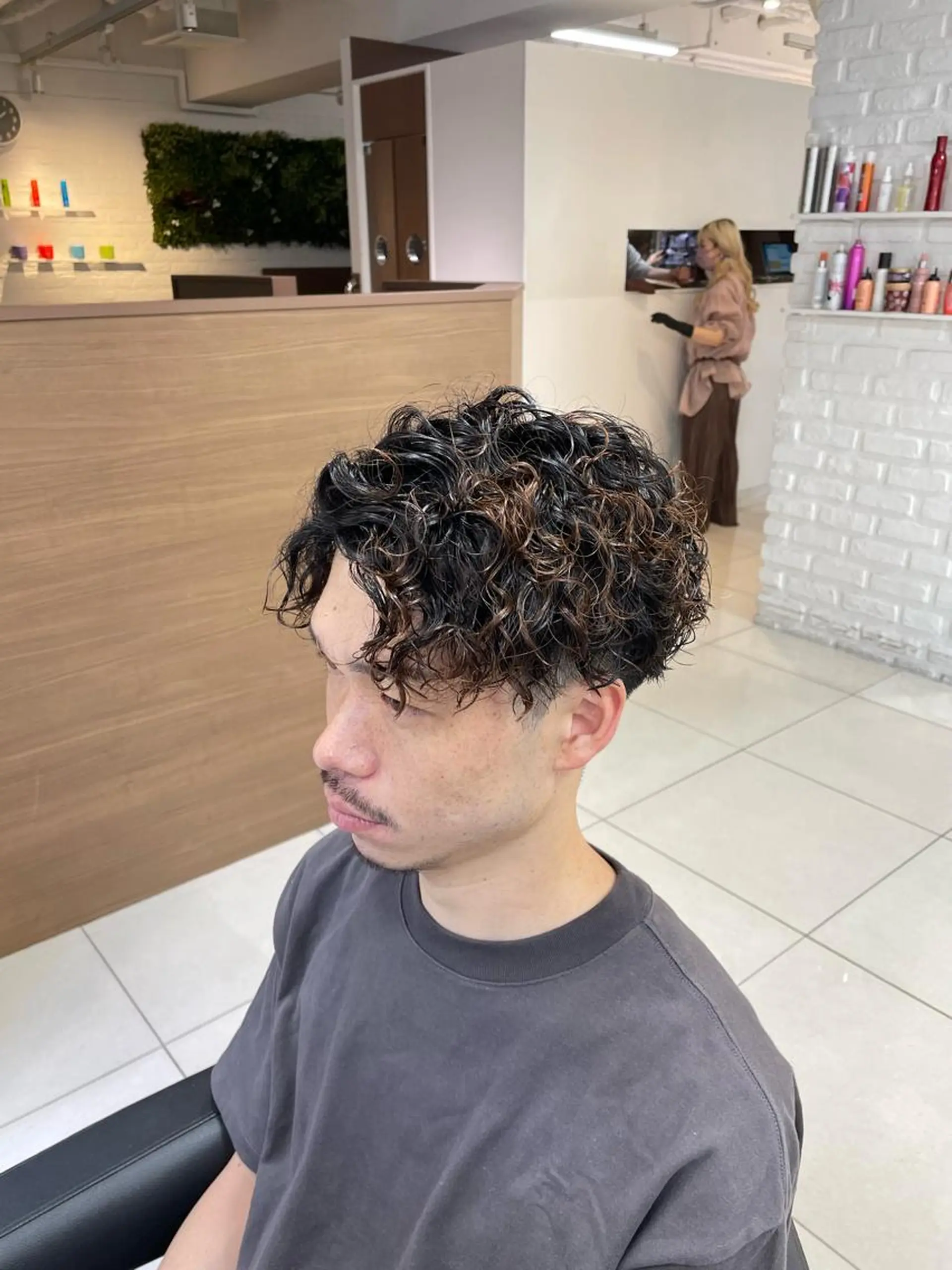 ショート パーマ メンズ センターパート メンズパーマ 波巻きパーマ スパイラルパーマ フェザーパーマ職人 🪶ryosukeのヘアスタイル