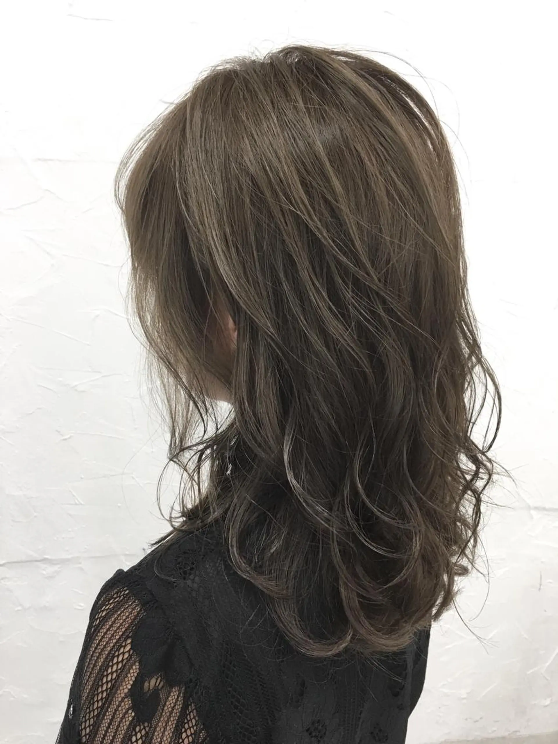 セミロング カラー アッシュ ハイライトカラー ハイライト 大人垢抜け ダブルカラーのヘアスタイル