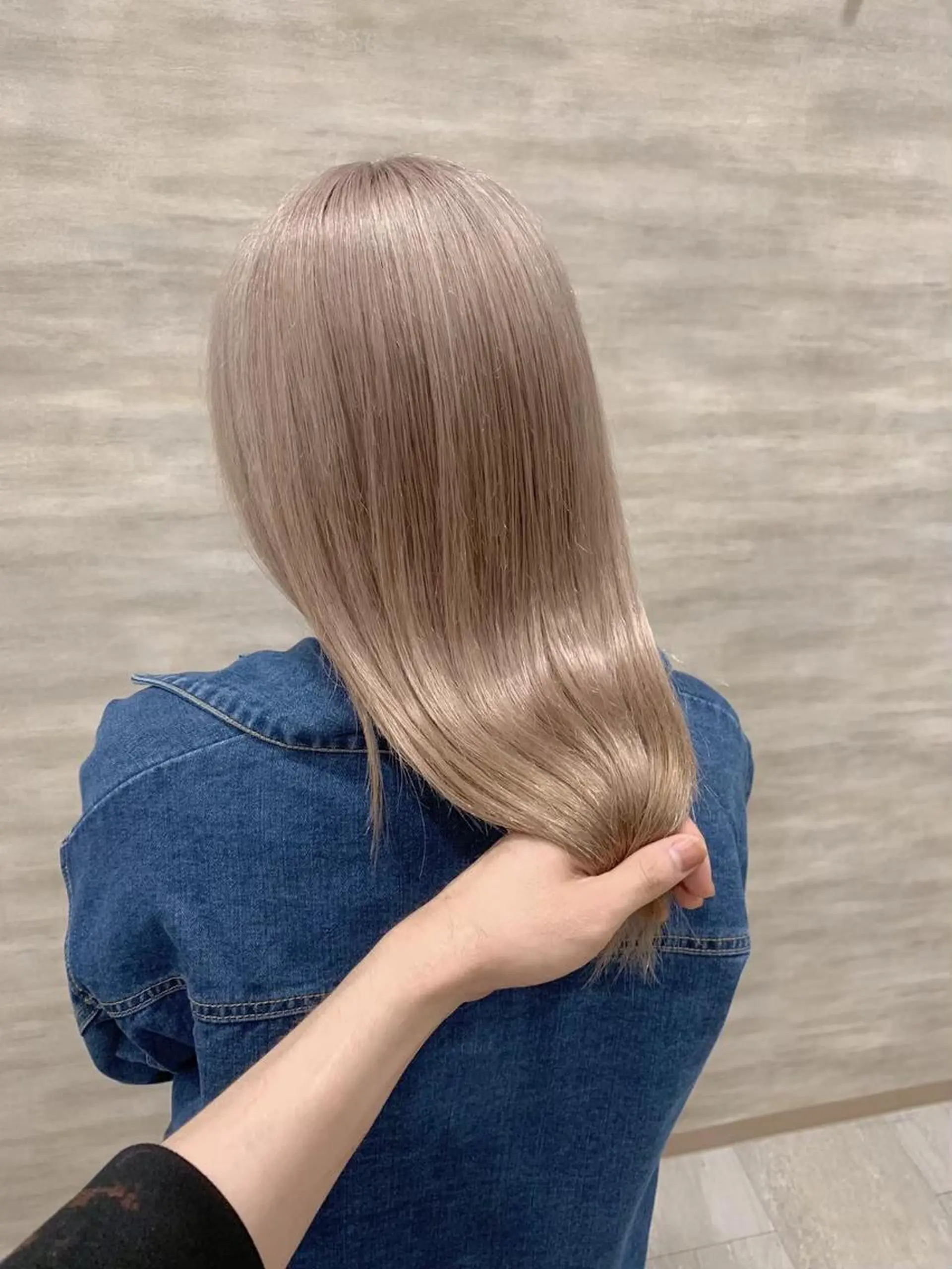 セミロング ボブ 斜めバング 外国人風カラー 伸ばしかけ ハイライト カット ヘアカラー トリートメント ＿WHITE鳳店 アンダーバーホワイトのヘアスタイル