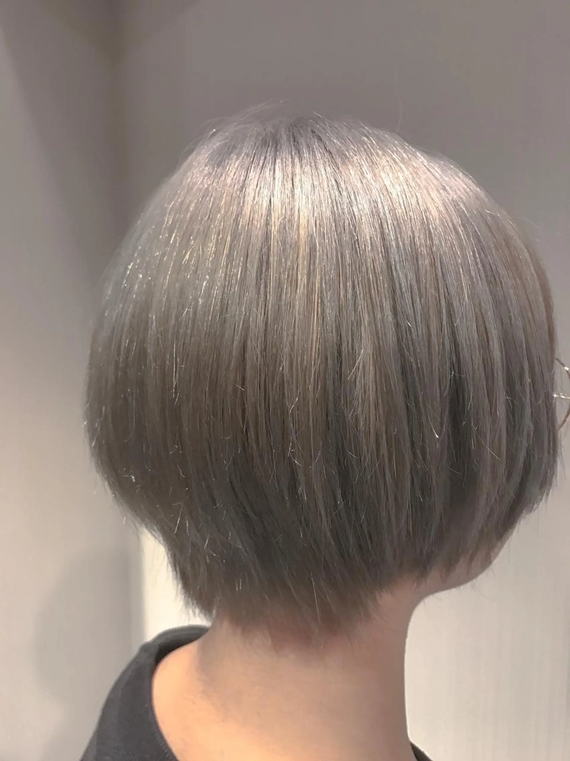 ショート カラー ハイトーンカラー シルバー ひろせ かなのヘアスタイル