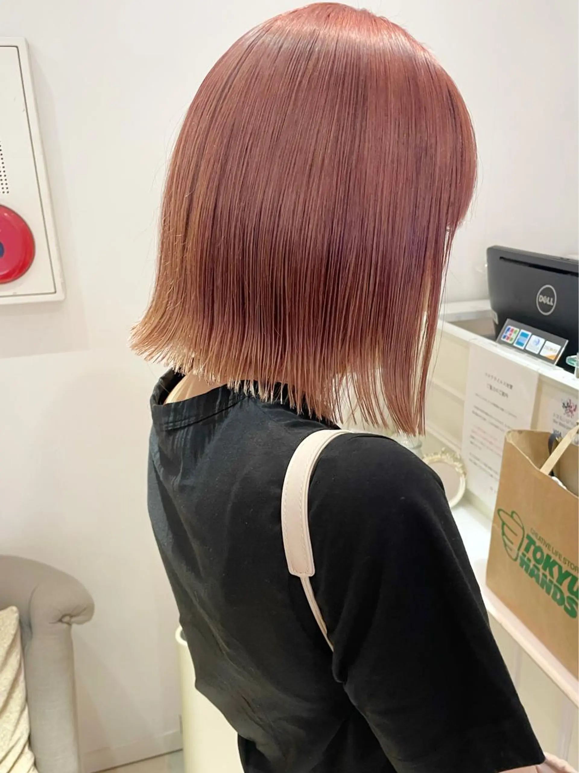 ショート カラー ベージュカラー ピンクカラー ピンクベージュ カット ヘアカラー 齋藤 咲のヘアスタイル