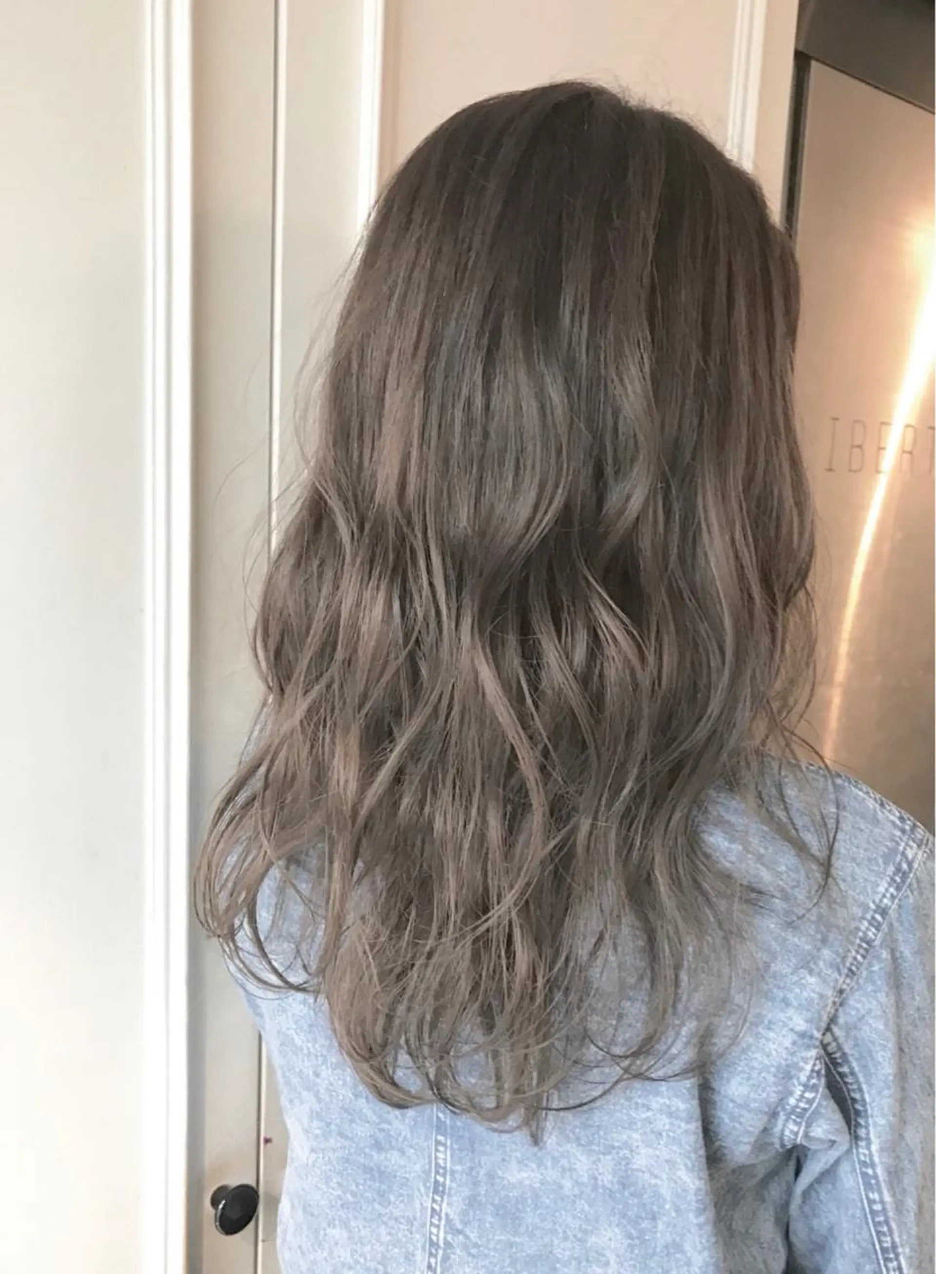 セミロング カラー ヘアアレンジ ベージュカラー ブリーチ 透明感カラー ブリーチなしカラー カット ヘアカラー トリートメント LIBERTE所属・再現度&髪質改善 LISAのヘアスタイル