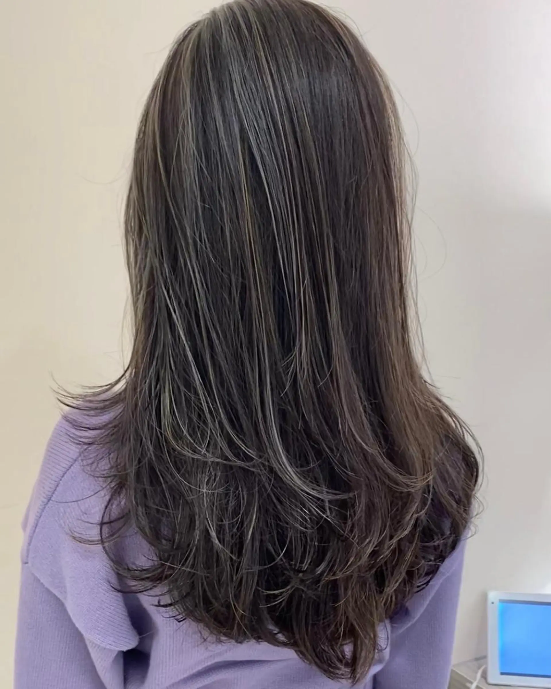 セミロング カラー カット ヘアカラー トリートメント プレイングカラー🤍 細めハイライトのヘアスタイル