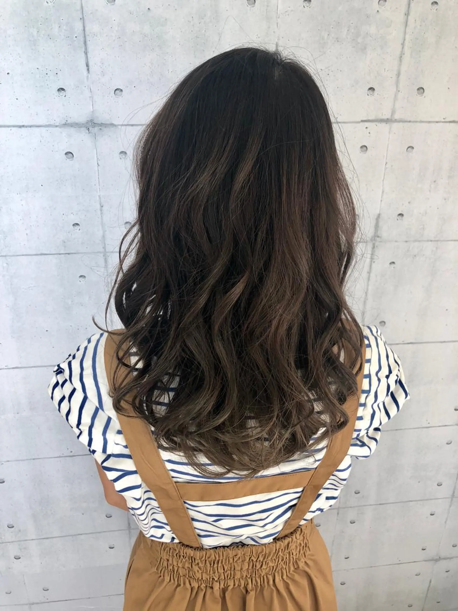 ロング カラー ブリーチ グラデーションカラー グレージュ 金沢 広美のヘアスタイル