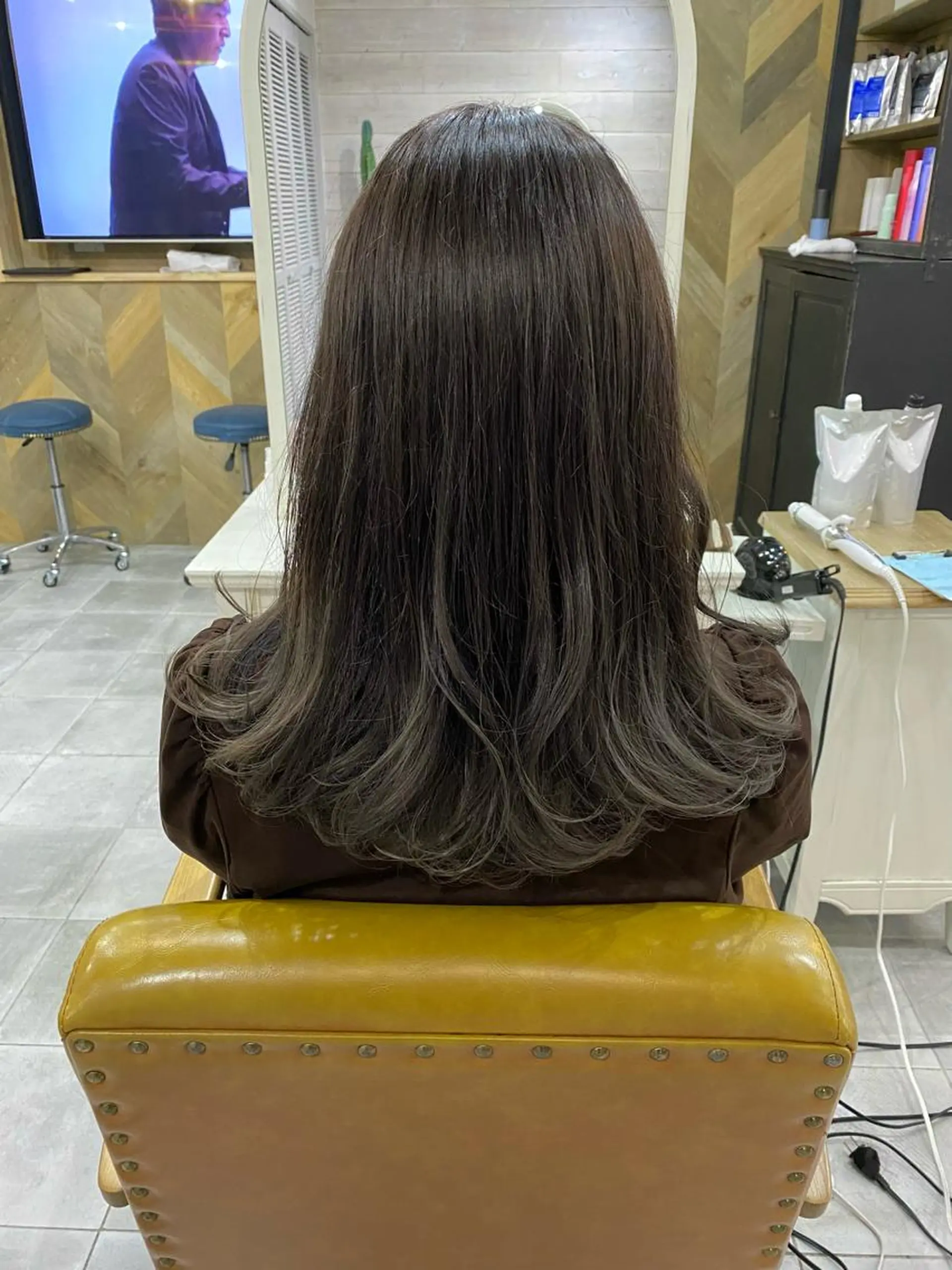 セミロング カラー ブリーチ カット ヘアカラー SHIAN立川 及川望のヘアスタイル