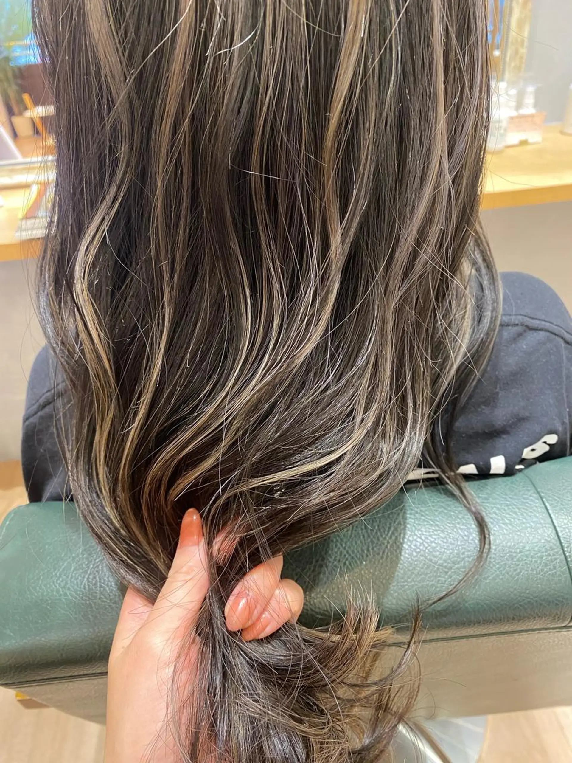 ロング ハイライト ロング ヘアカラー 河田 海陽のヘアスタイル