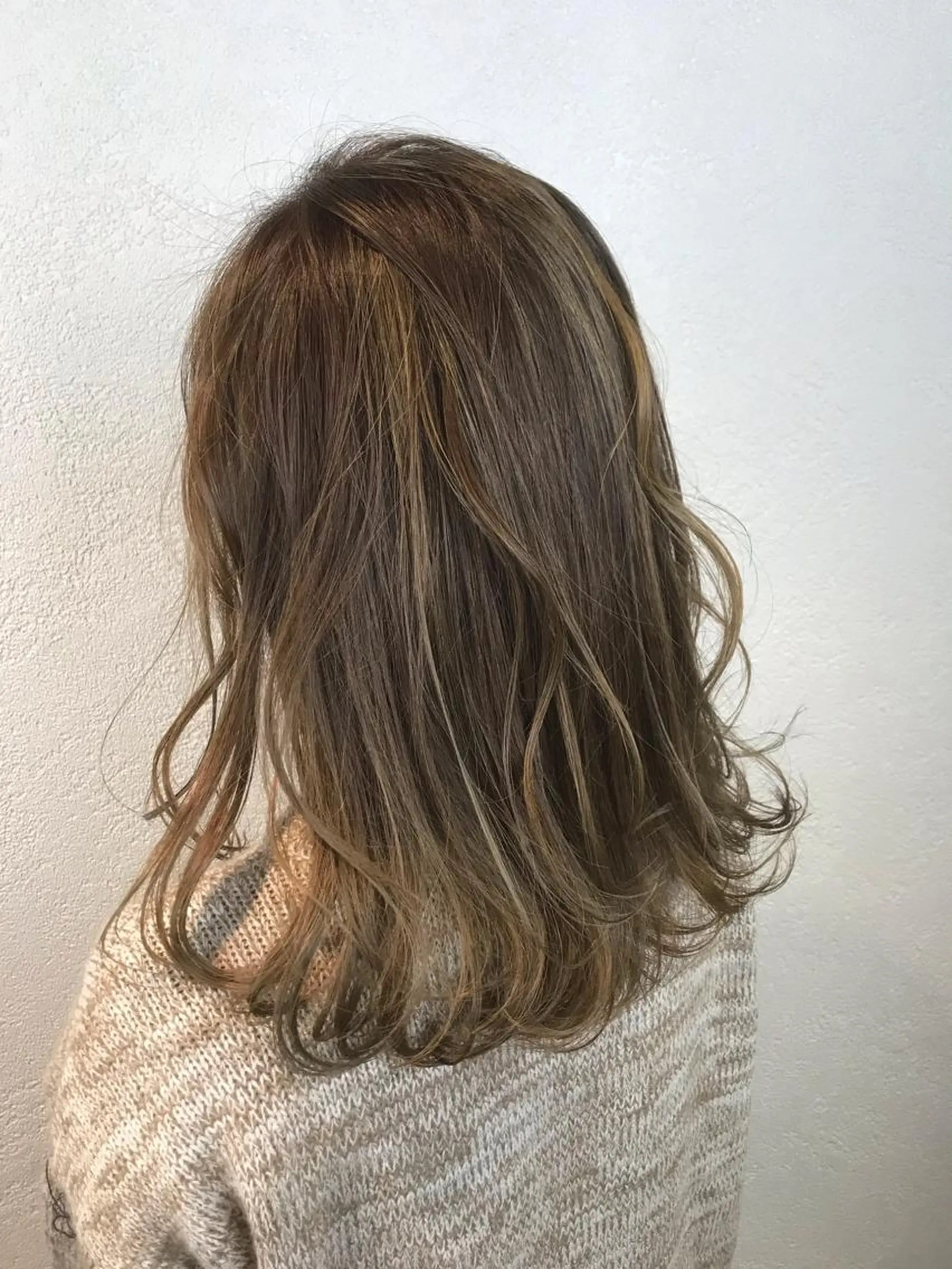 ミディアム カラー バレイヤージュ グレージュ ハイライトカラー ミルクティーグレージュ 3Dハイライト ヘアカラー トリートメント デザインカラー🌈 高木リョウのヘアスタイル