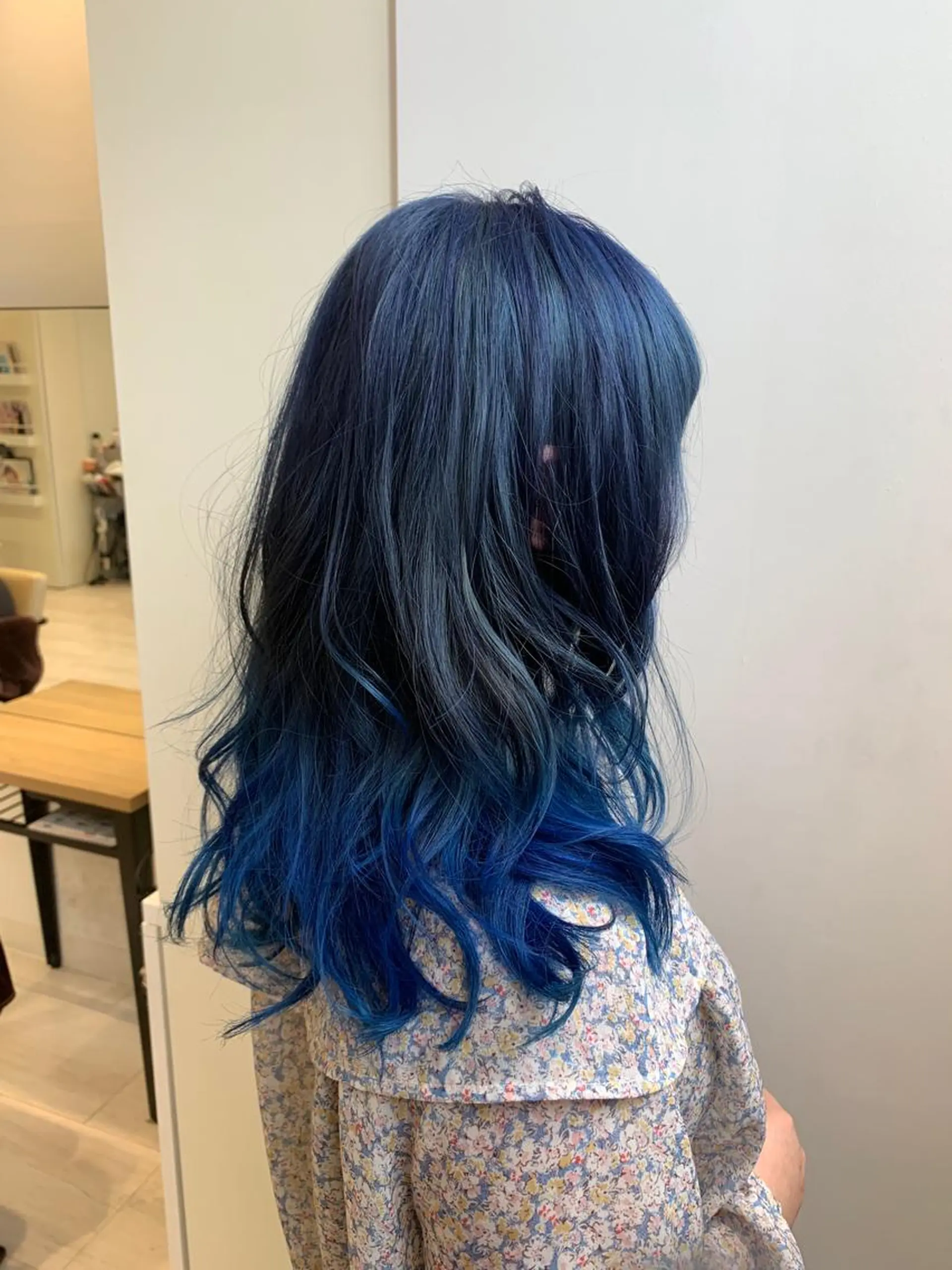 セミロング カラー ブリーチ ブルーカラー ケアブリーチ グラデーションカラー ネイビーカラー Le'a渋谷所属・インナーエクステ渋谷 🦋KAJIのヘアスタイル