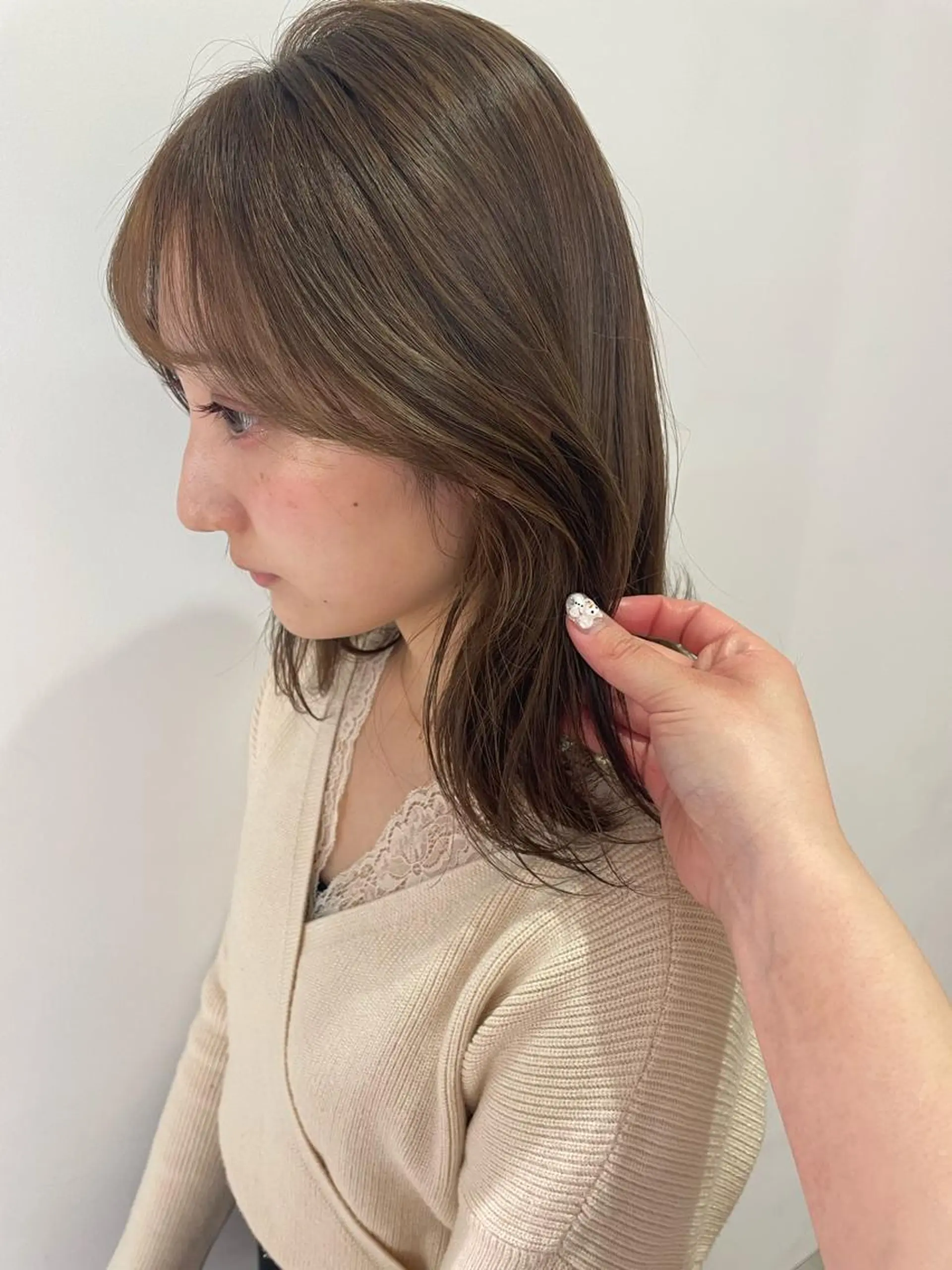 ミディアム カラー ミストバング ベージュカラー ブリーチ ケアブリーチ デザインカラー ヘアカラー トリートメント MIU/ルーツカラー ボブ/顔周りレイヤーのヘアスタイル