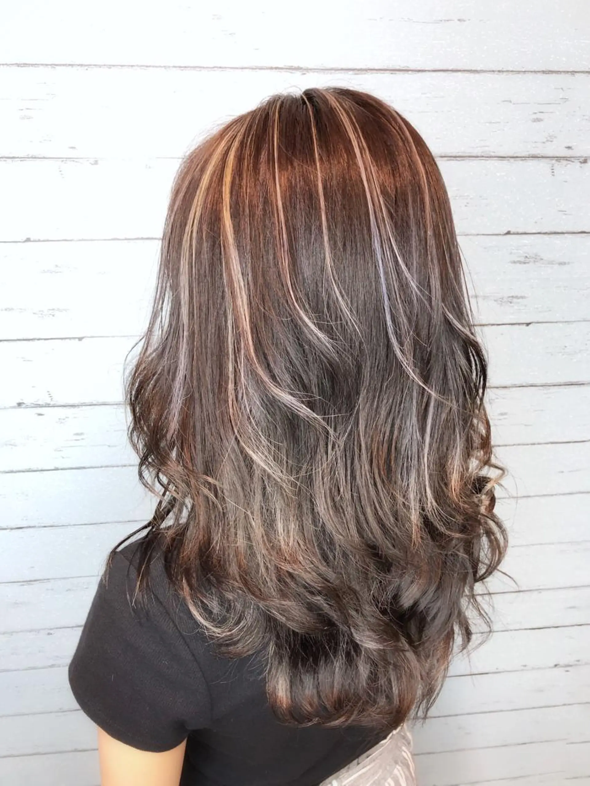 ミディアム シールエクステ エクステ ハイライト レイヤーカット ヘアカラー トリートメント LOCO Ko-kiのヘアスタイル