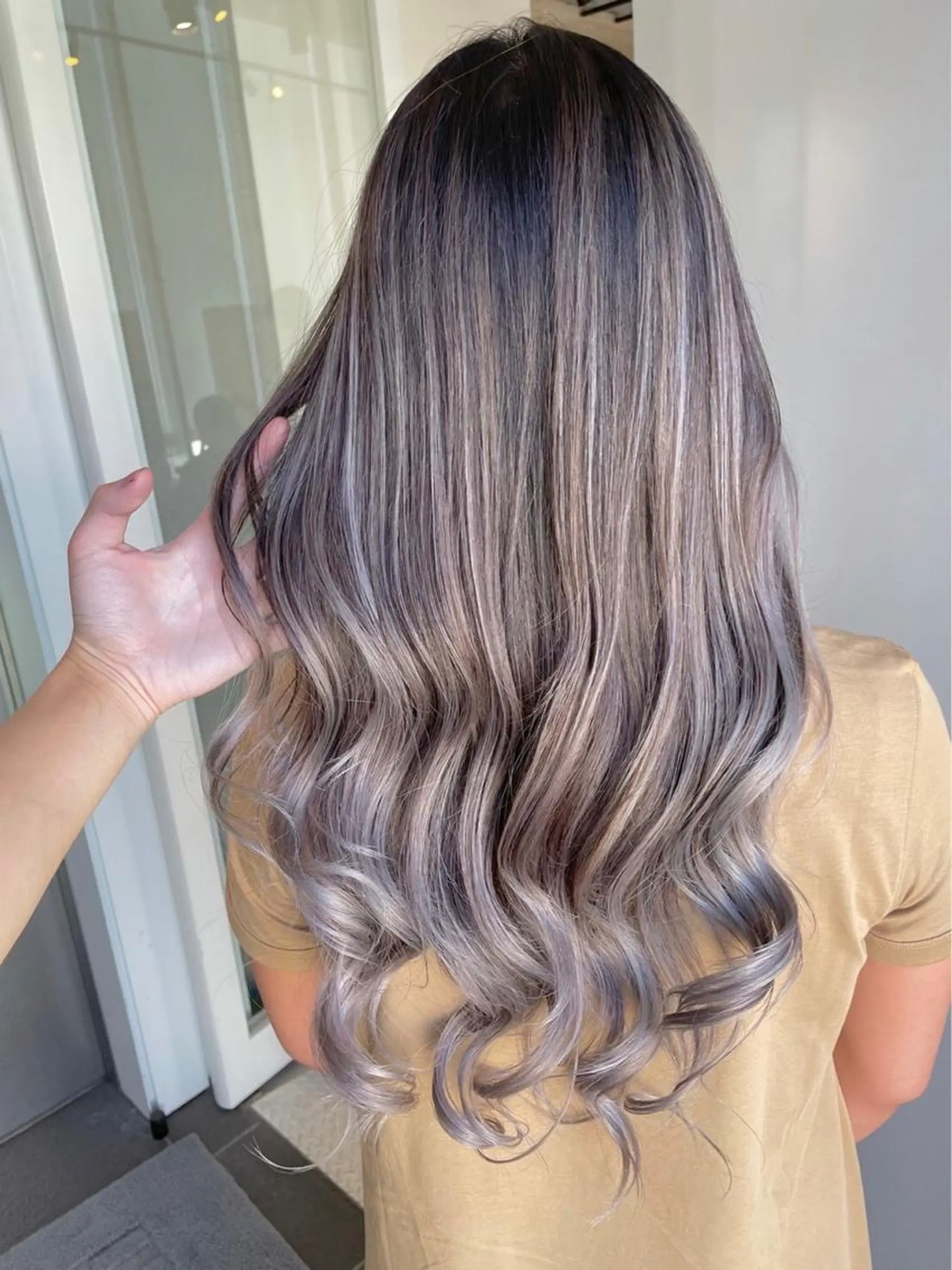 ロング カラー ヘアアレンジ グレージュ ハイライトカラー シルバー シルバーグレージュ ハイライト 【公式】amble luxe池袋東口♻️のヘアスタイル