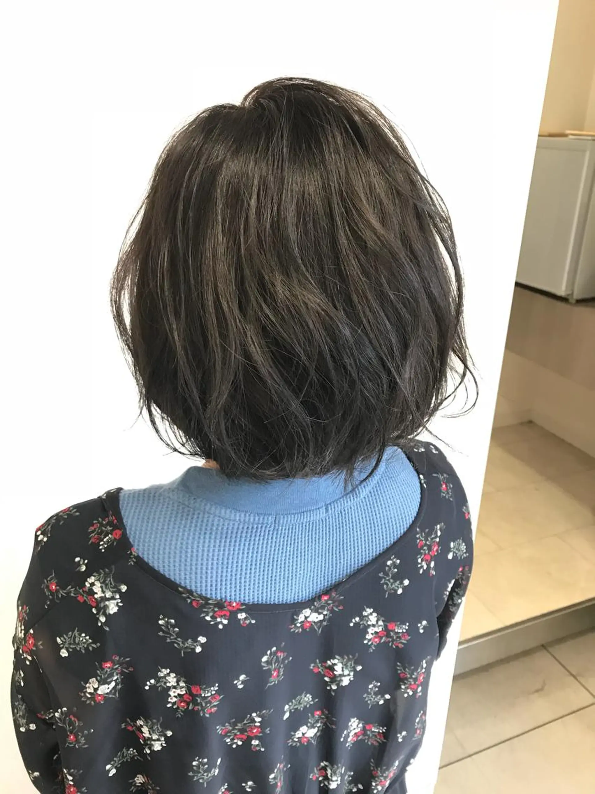 ショート カラー ダークグレー ダークグレージュ グレージュ ハイライトカラー イルミナカラー ヘアカラー トリートメント chiyo yasuのヘアスタイル