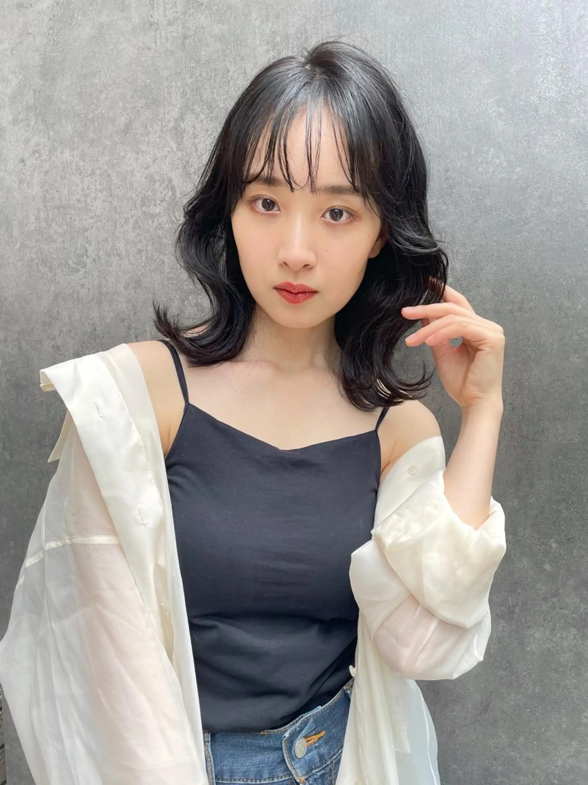 ミディアム くびれヘア くびれレイヤー レイヤーカット AHNKISM所属・トレンドレイヤー/ 透明感カラーのヘアスタイル