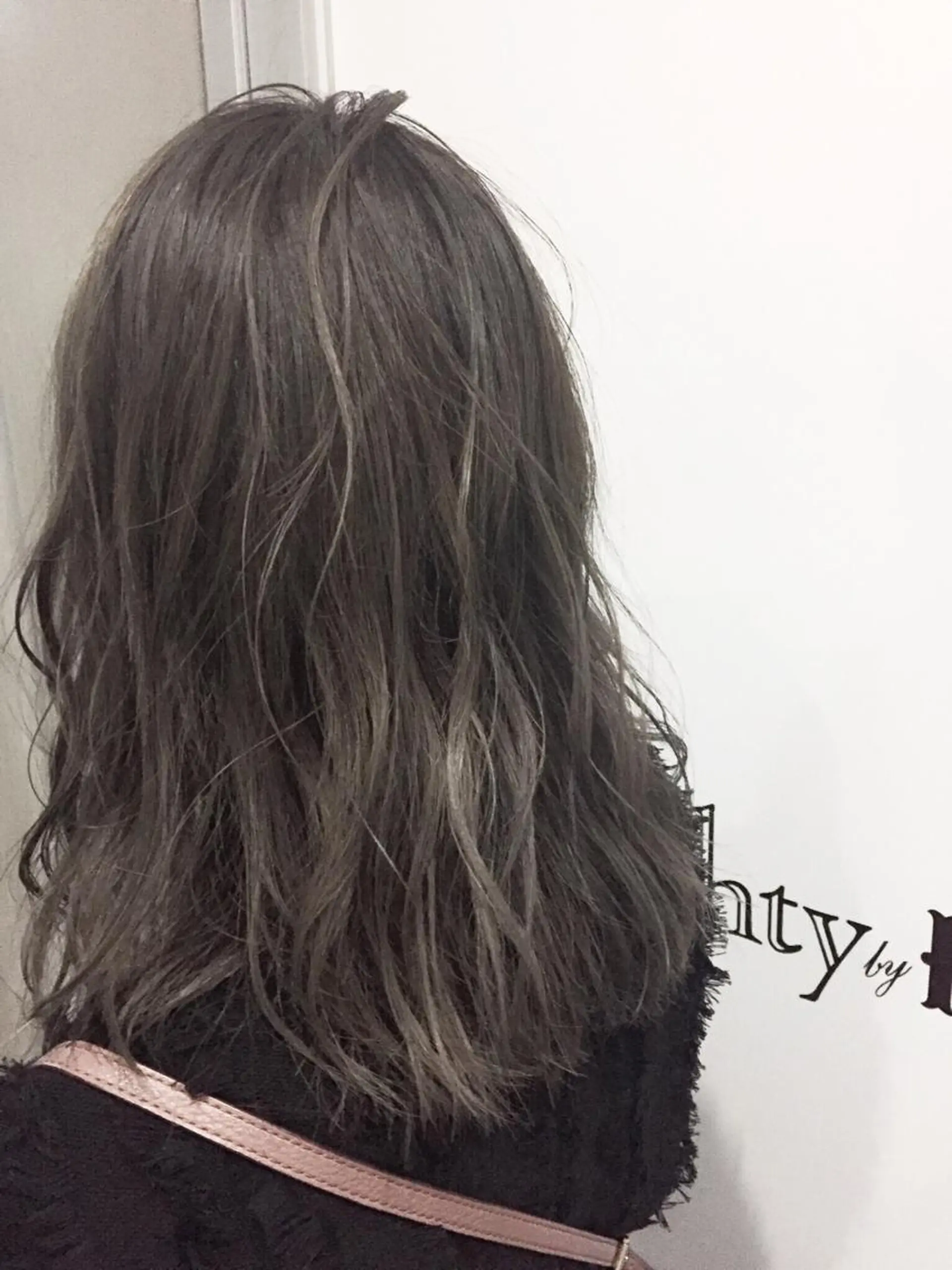 ミディアム カラー 透明感カラー グレージュ ハイライトカラー ハイライト 倉家 聖のヘアスタイル