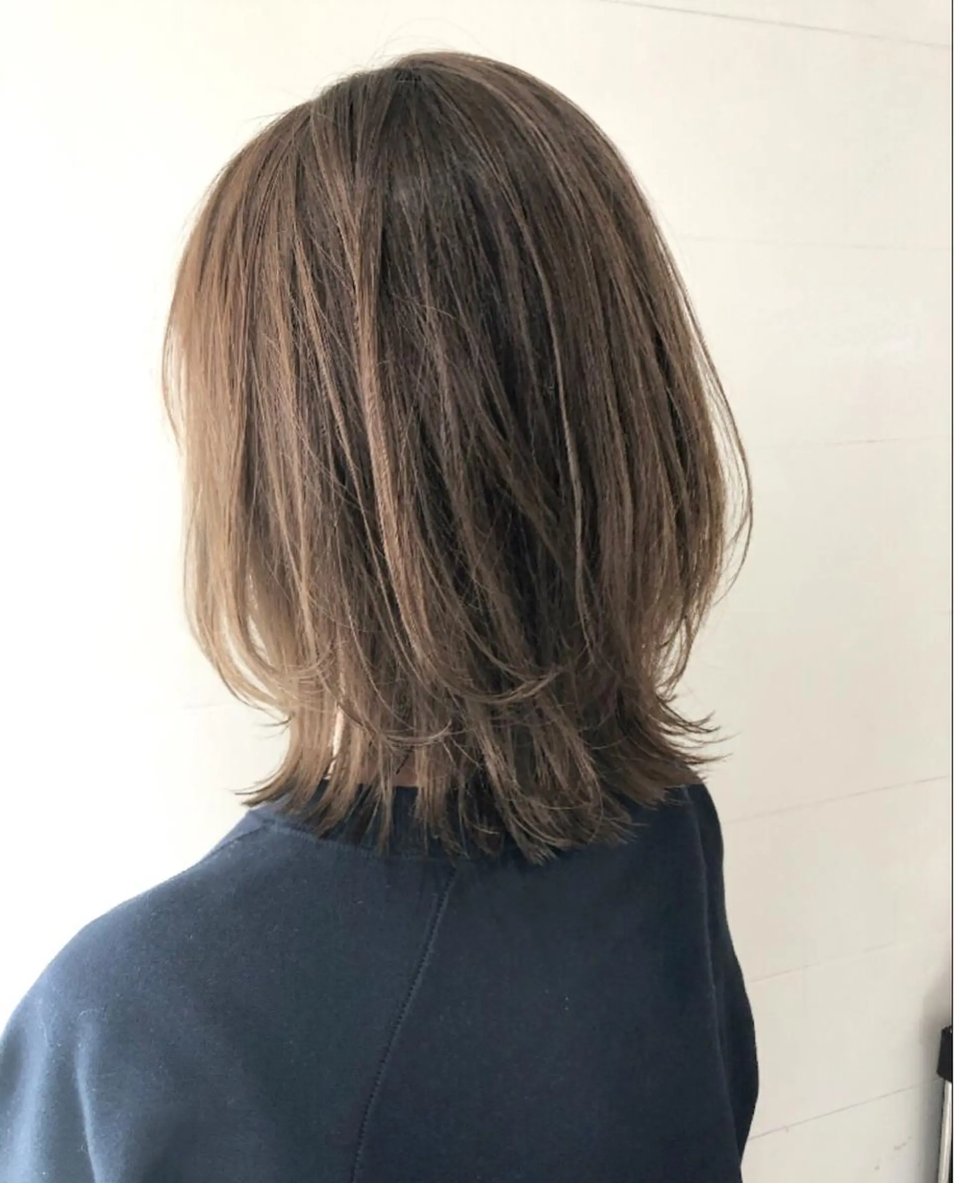 ミディアム esse大阪茶屋町店所属・レイヤーカット 新井田陽寿のヘアスタイル