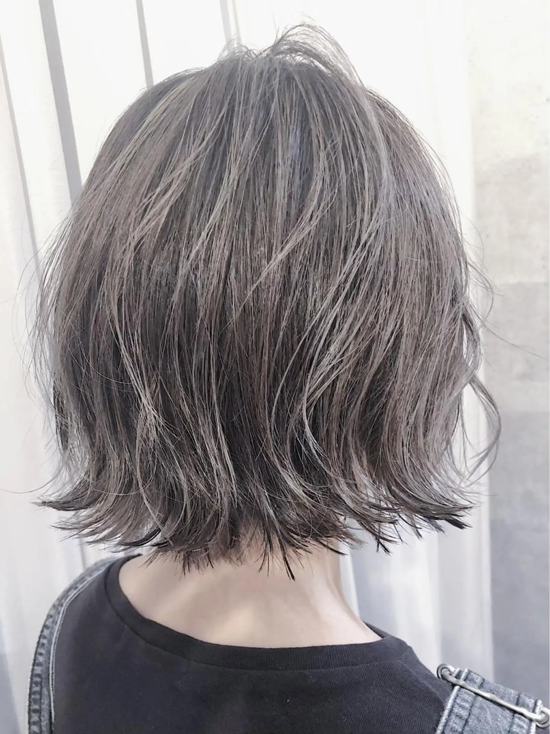 ミディアム カラー アッシュ アッシュグレー パープルカラー LATTE所属・垢抜け顔周り／韓国 ヘア𝑺𝒂𝒌𝒊のヘアスタイル
