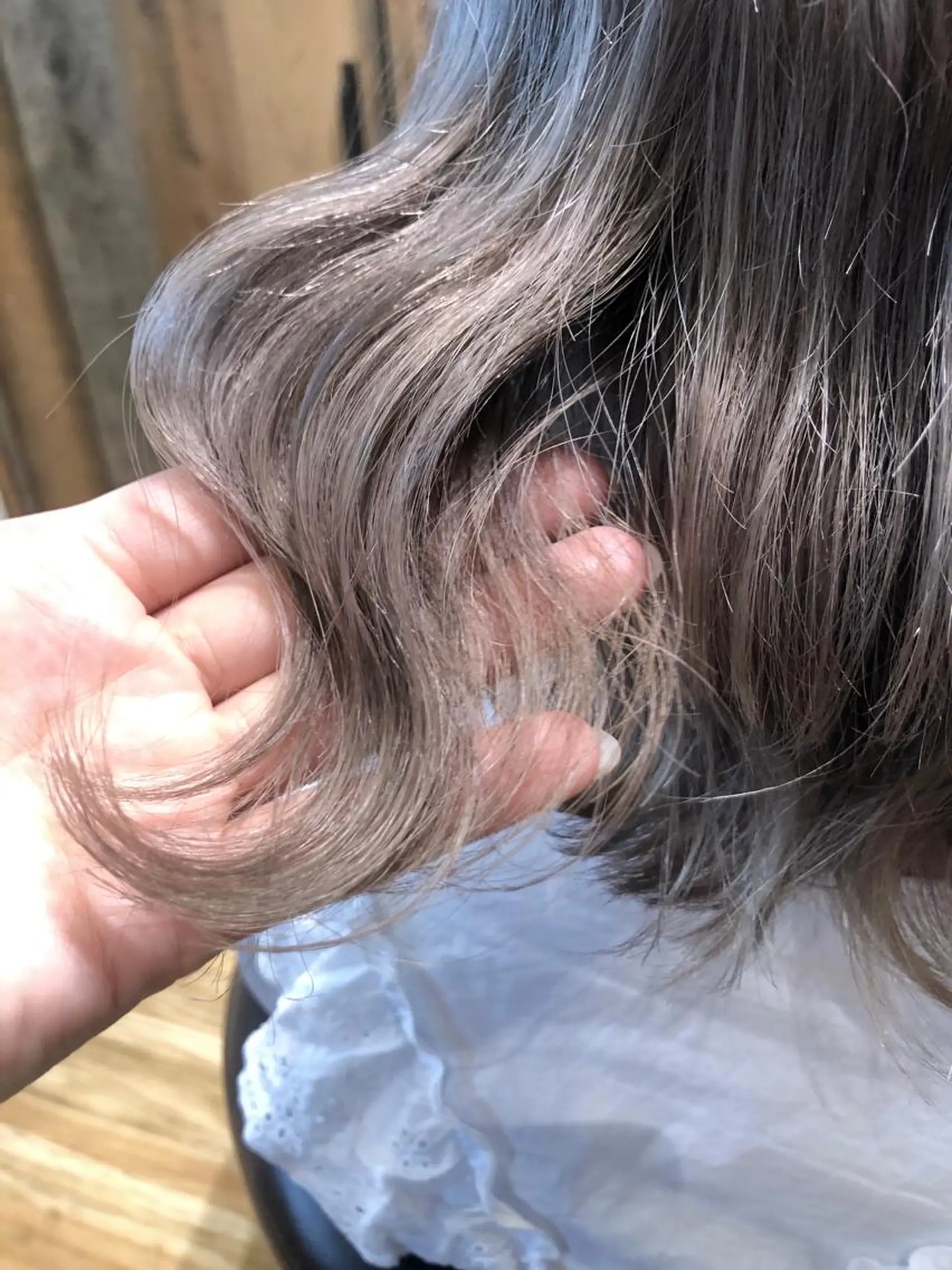 ショート カラー ブリーチ シルバー ホワイトシルバー ヘアカラー トリートメント 梅山 美侑のヘアスタイル