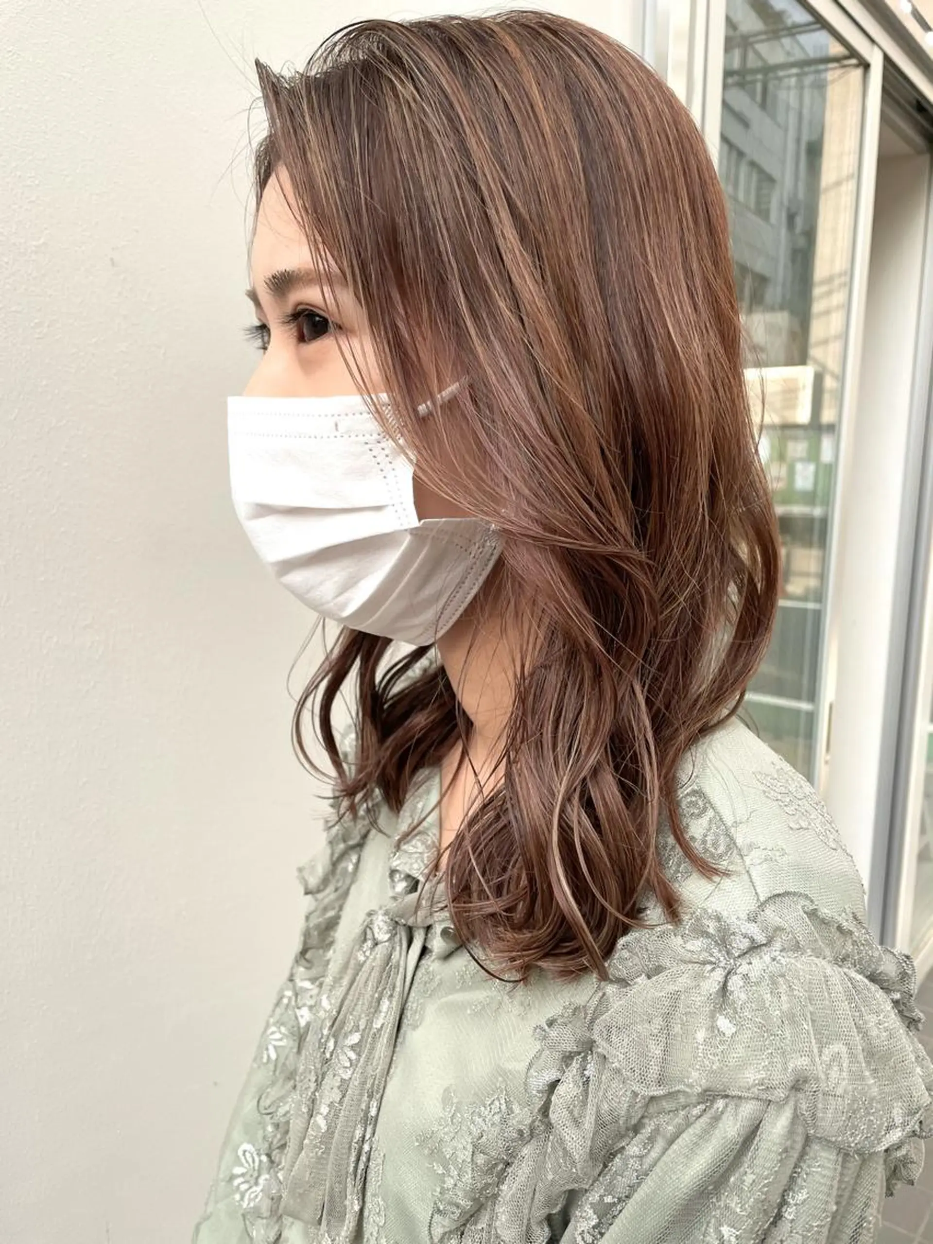 ロング カラー ベージュカラー ハイライトカラー ミルクティーベージュ ハイライト カット ヘアカラー chama レイヤーカットのヘアスタイル