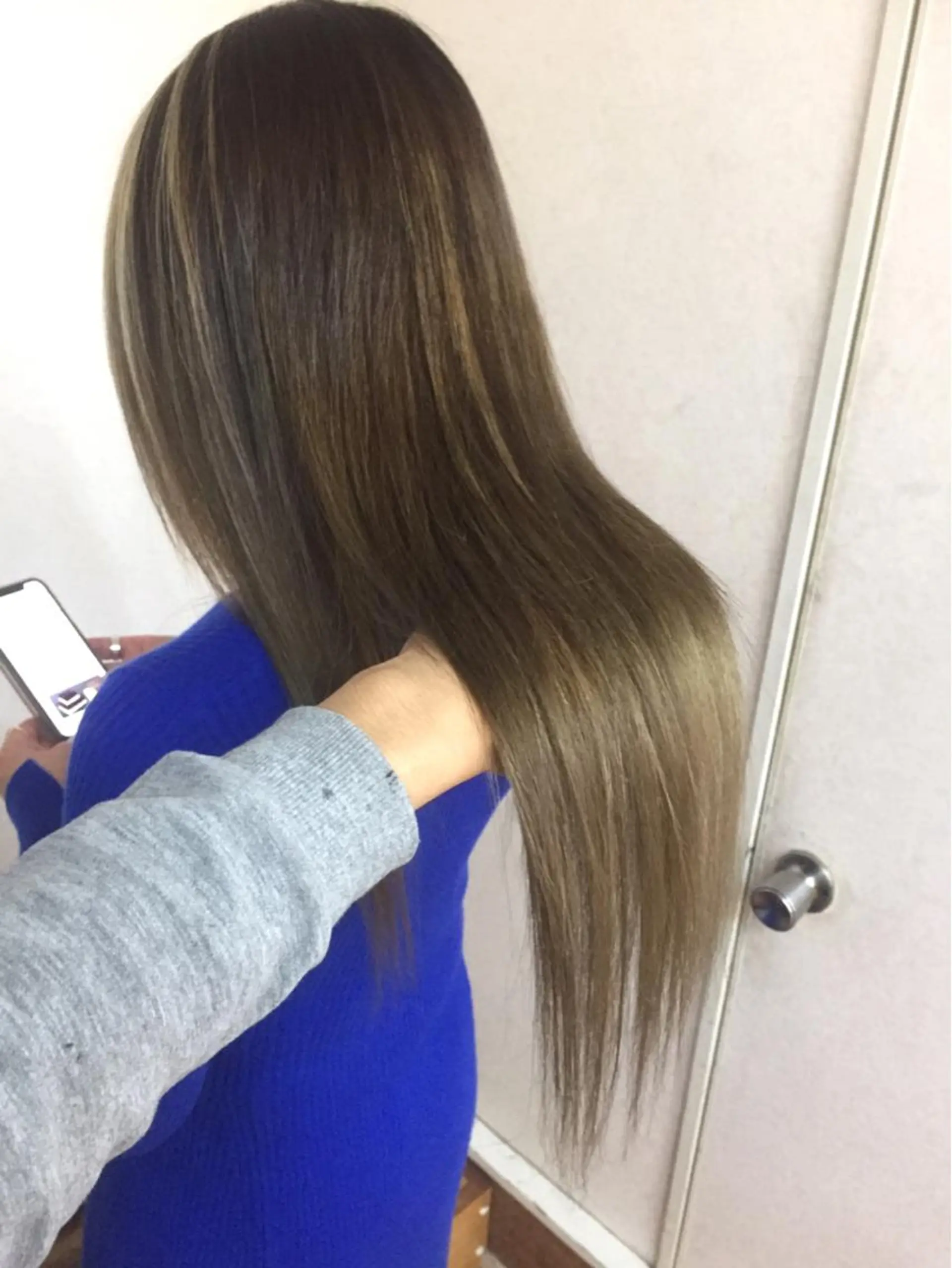 ロング カラー ヘアアレンジ バレイヤージュ グラデーションカラー グレージュ ハイライトカラー ミルクティーグレージュ BOB所属・三輪 太一のヘアスタイル