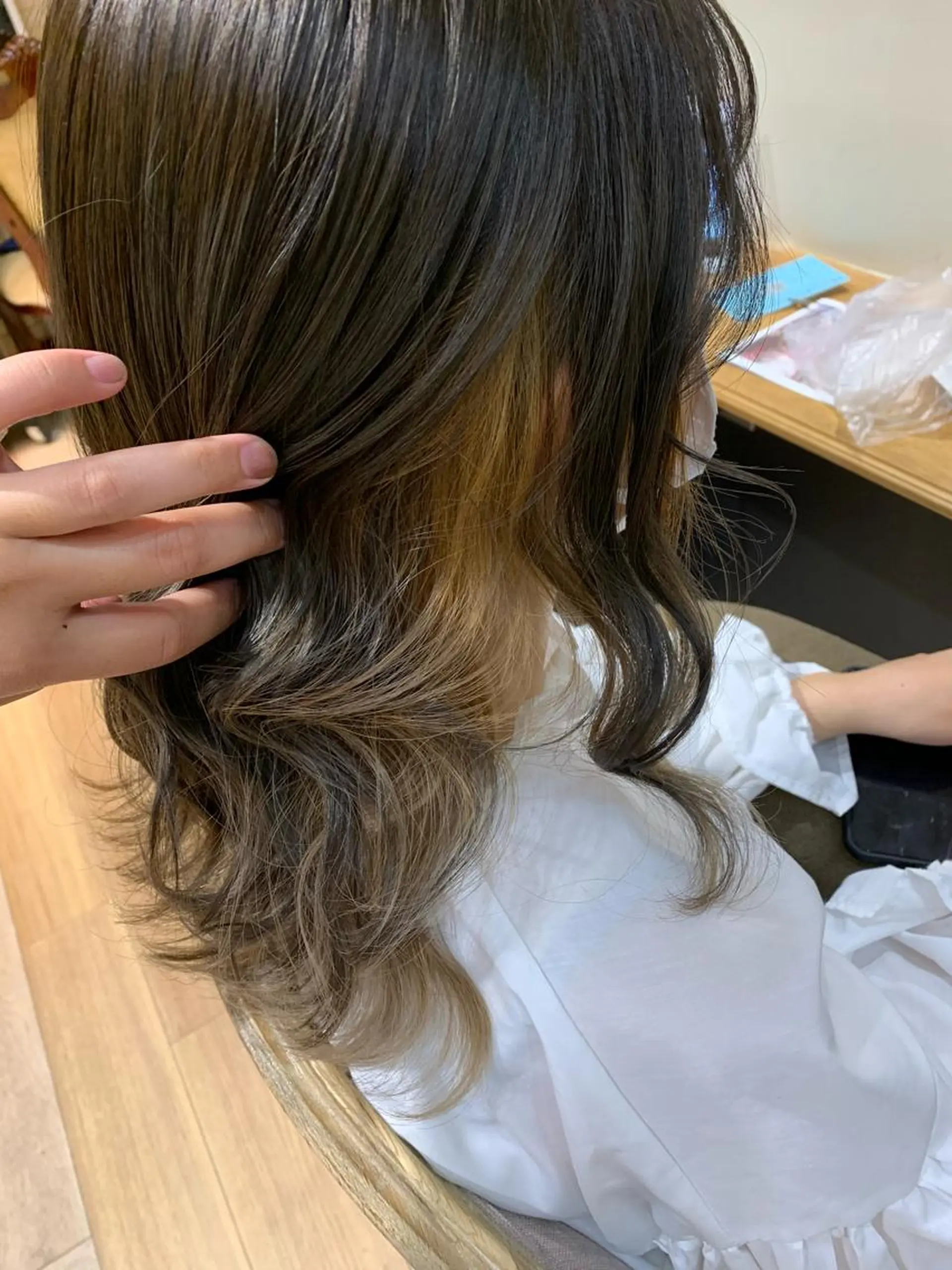 ロング カラー グレージュ ミルクティーグレージュ カット ヘアカラー トリートメント 上田 紗也のヘアスタイル