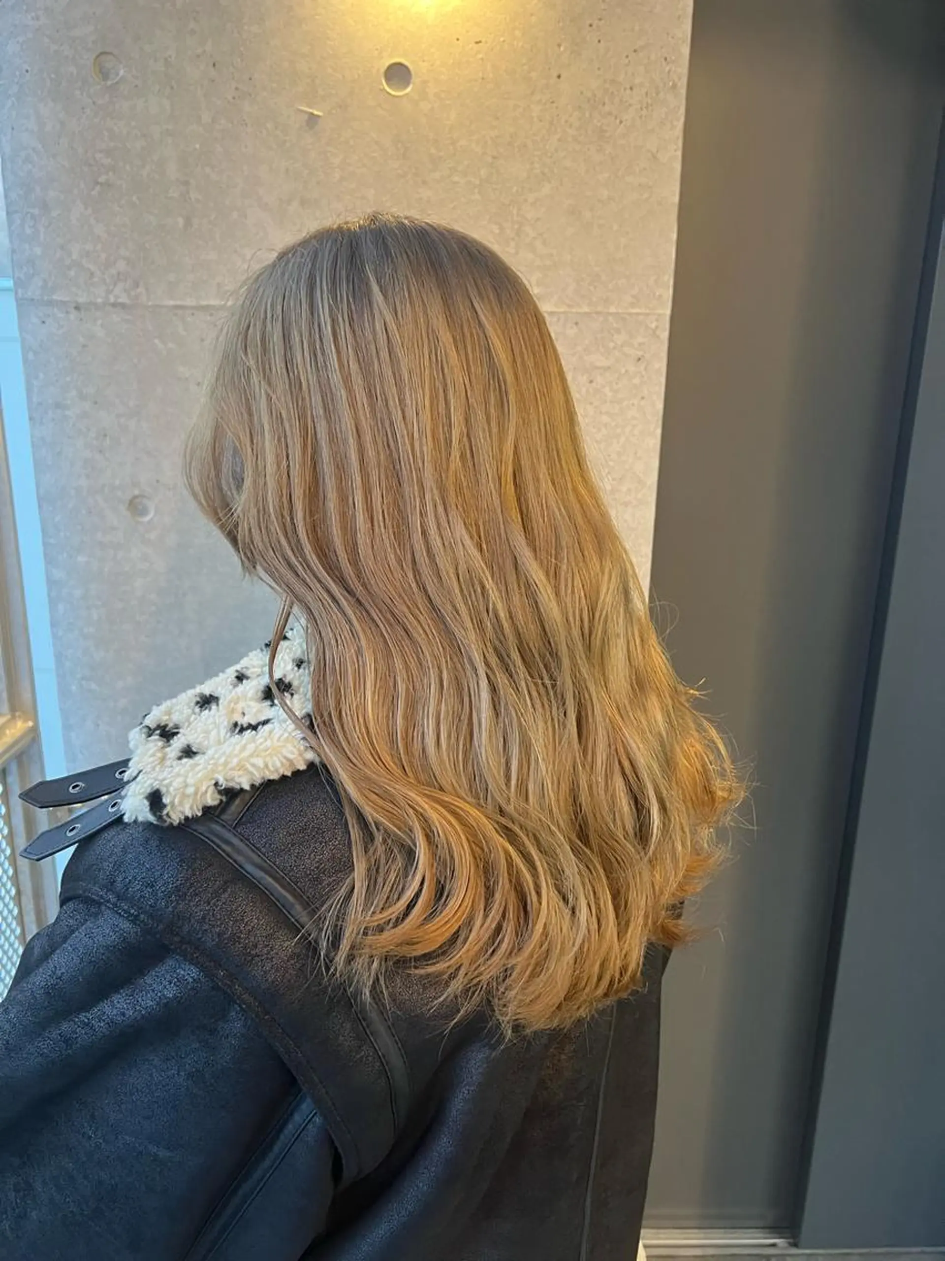 セミロング カラー ベージュカラー ブリーチ ヘアカラー DEST所属・吉野 瑳桜のヘアスタイル