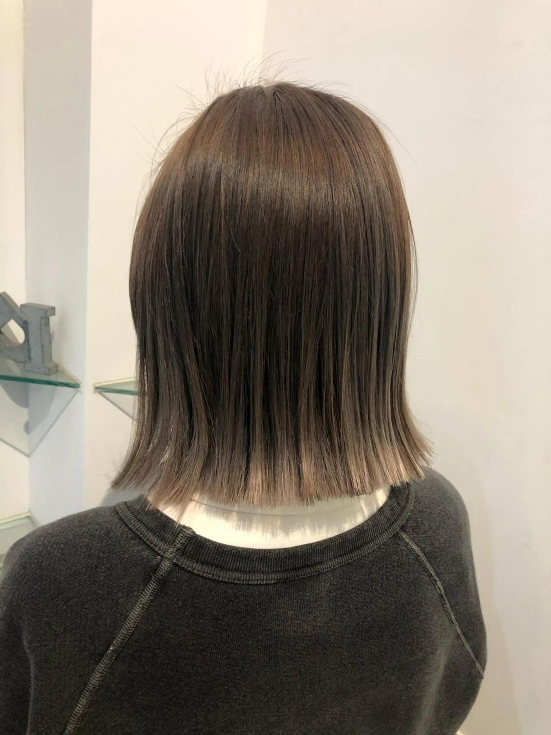ミディアム カラー 切りっぱなしボブ ベージュカラー ハイトーンカラー ハイトーンベージュ ボブ 綿貫 美香のヘアスタイル